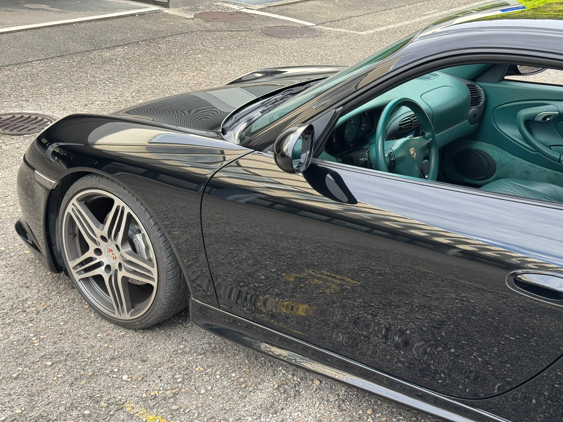 PORSCHE 911 Carrera 4-image-9