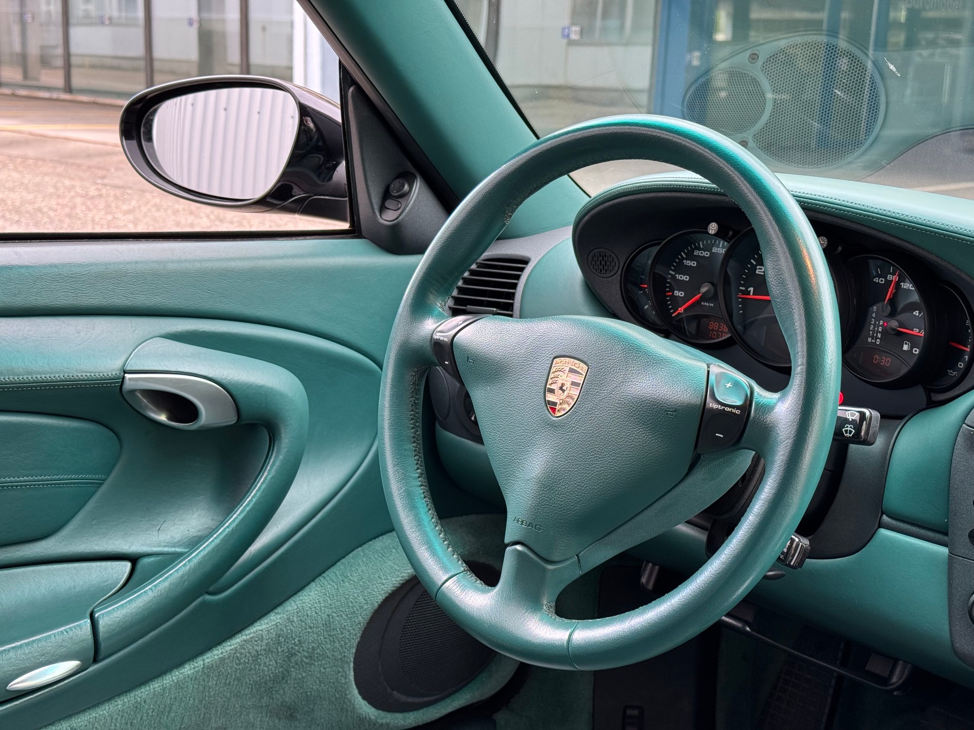 PORSCHE 911 Carrera 4-image-10