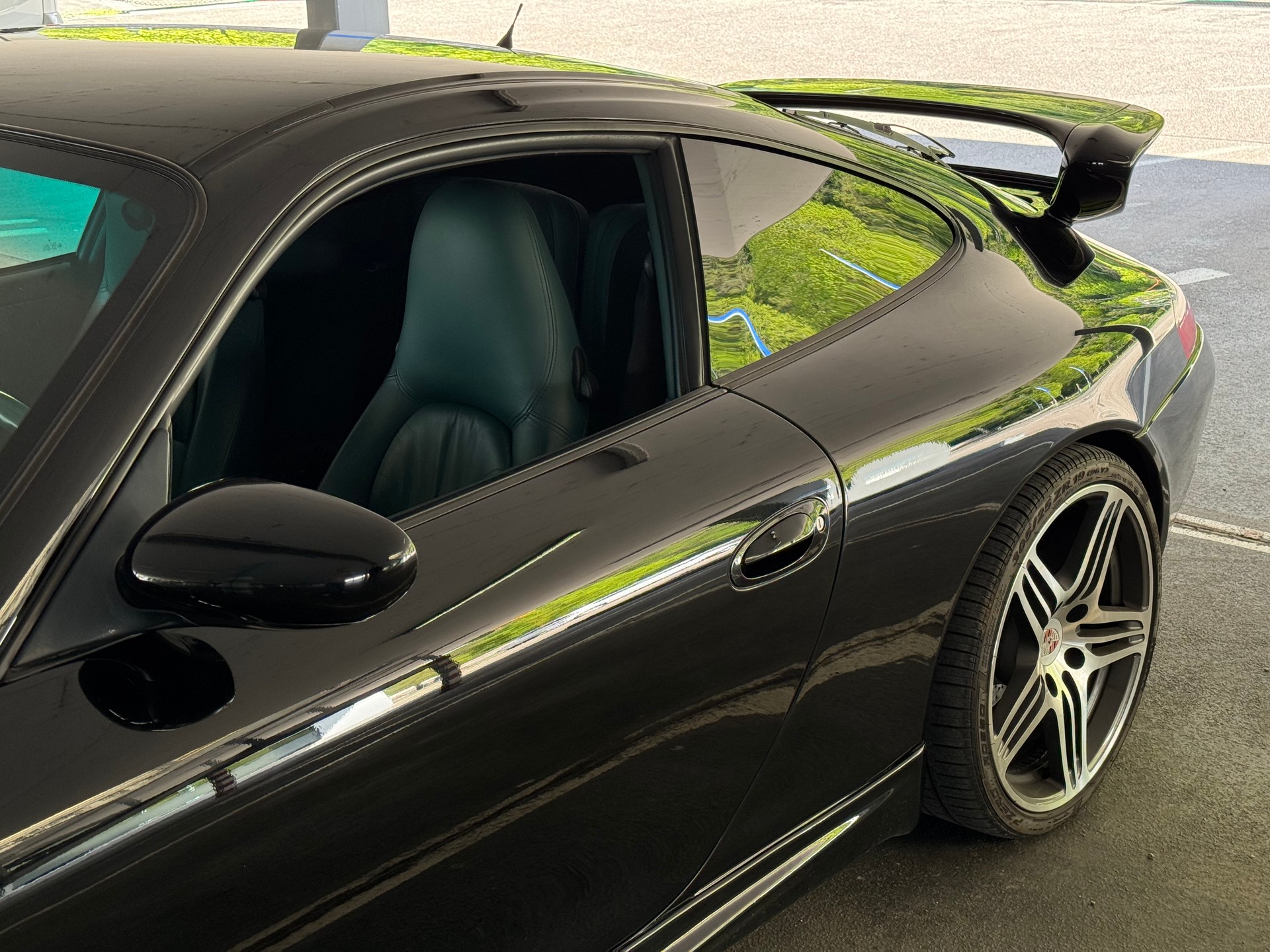 PORSCHE 911 Carrera 4-image-8