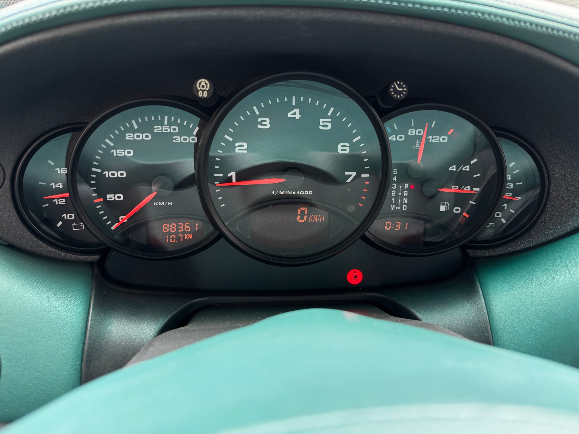 PORSCHE 911 Carrera 4-image-18
