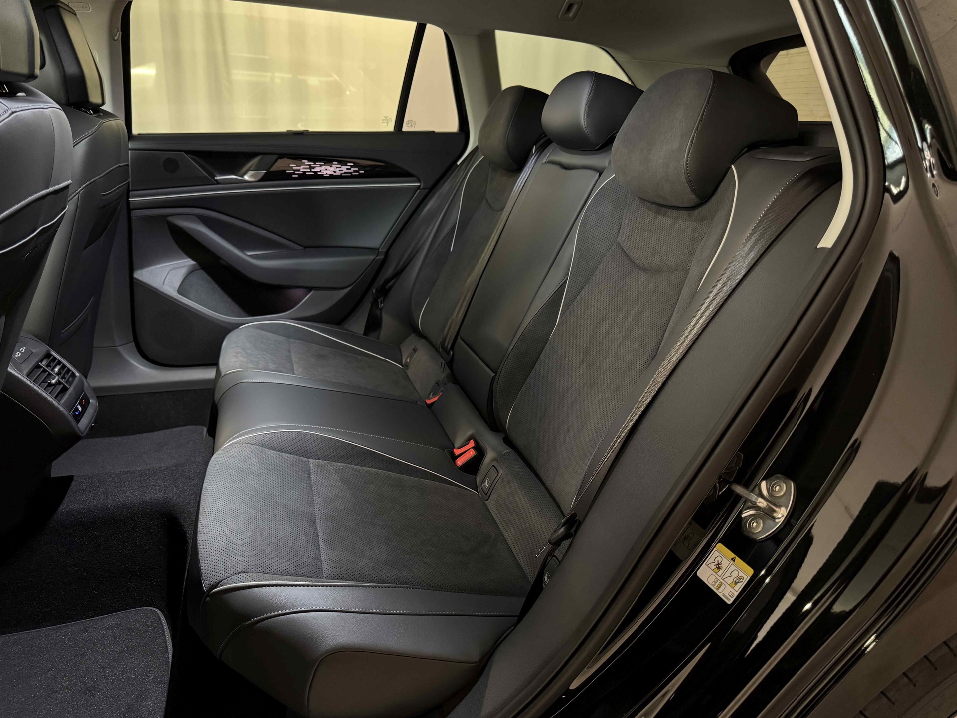 VW Passat Variant 2.0 TDI evo Elegance 4 Motion DSG-image-11