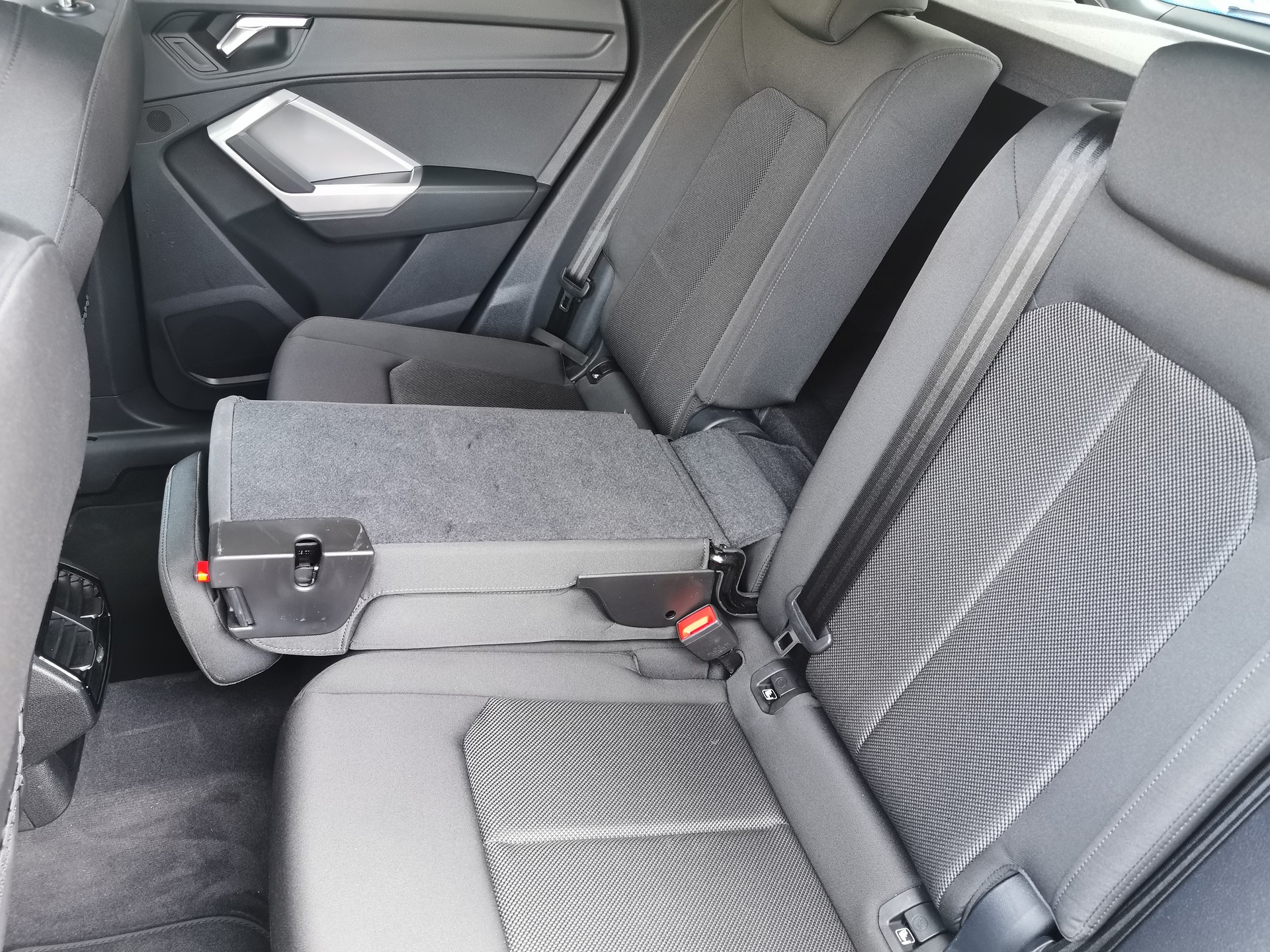 AUDI Q3 35 TDI S line quattro S-tronic-image-9