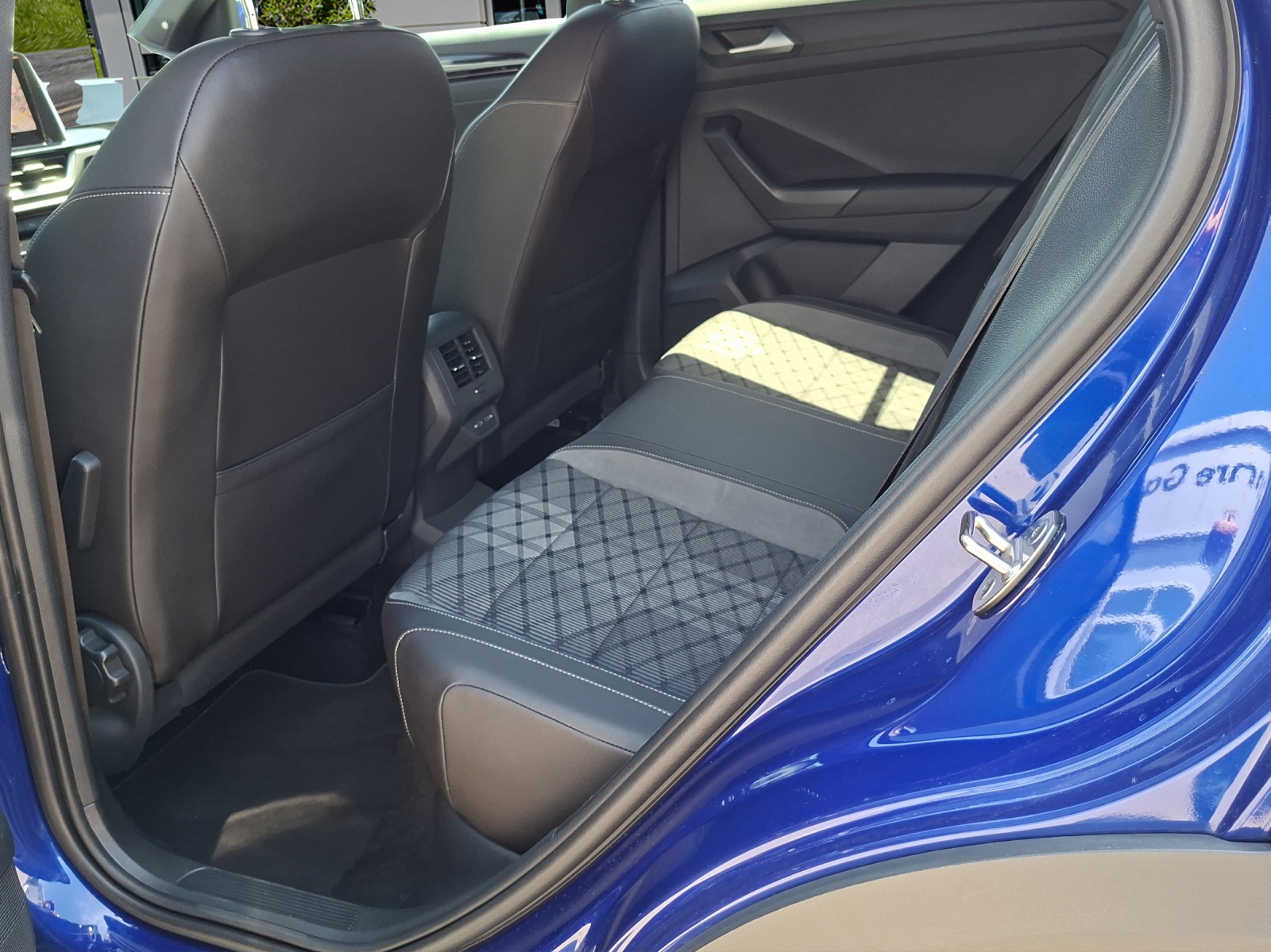 VW T-Roc 2.0 TSI R-Line DSG 4Motion-image-12
