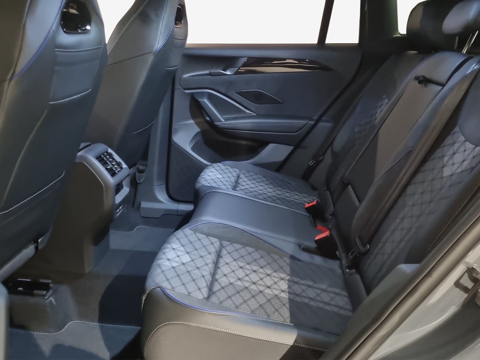 VW Tiguan 2.0 TSI DSG R-Line 4Motion-image-11