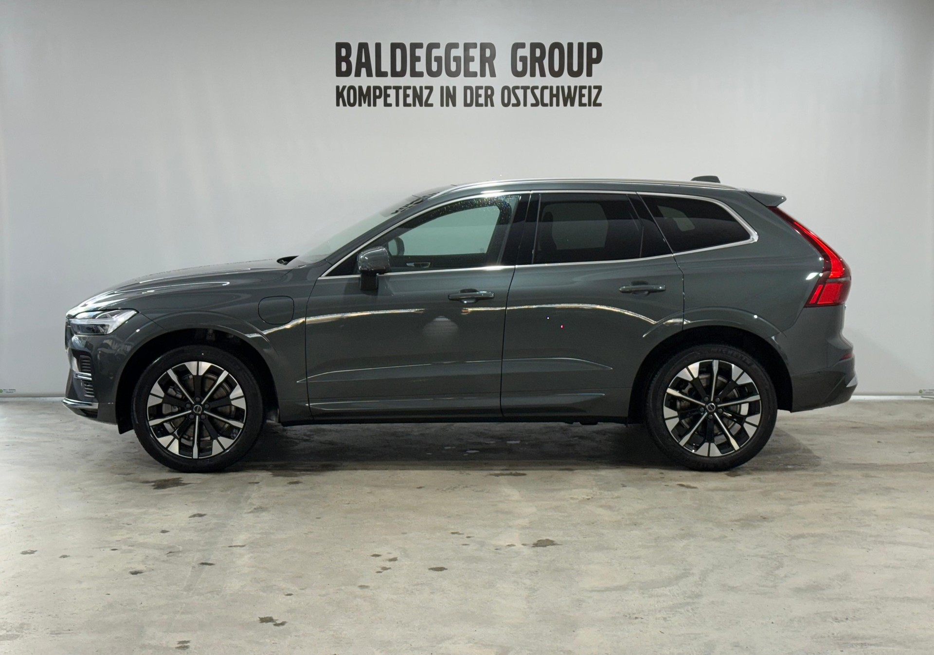 VOLVO XC60 2.0 T6 TE Ultra Bright eA-showroom-element-1