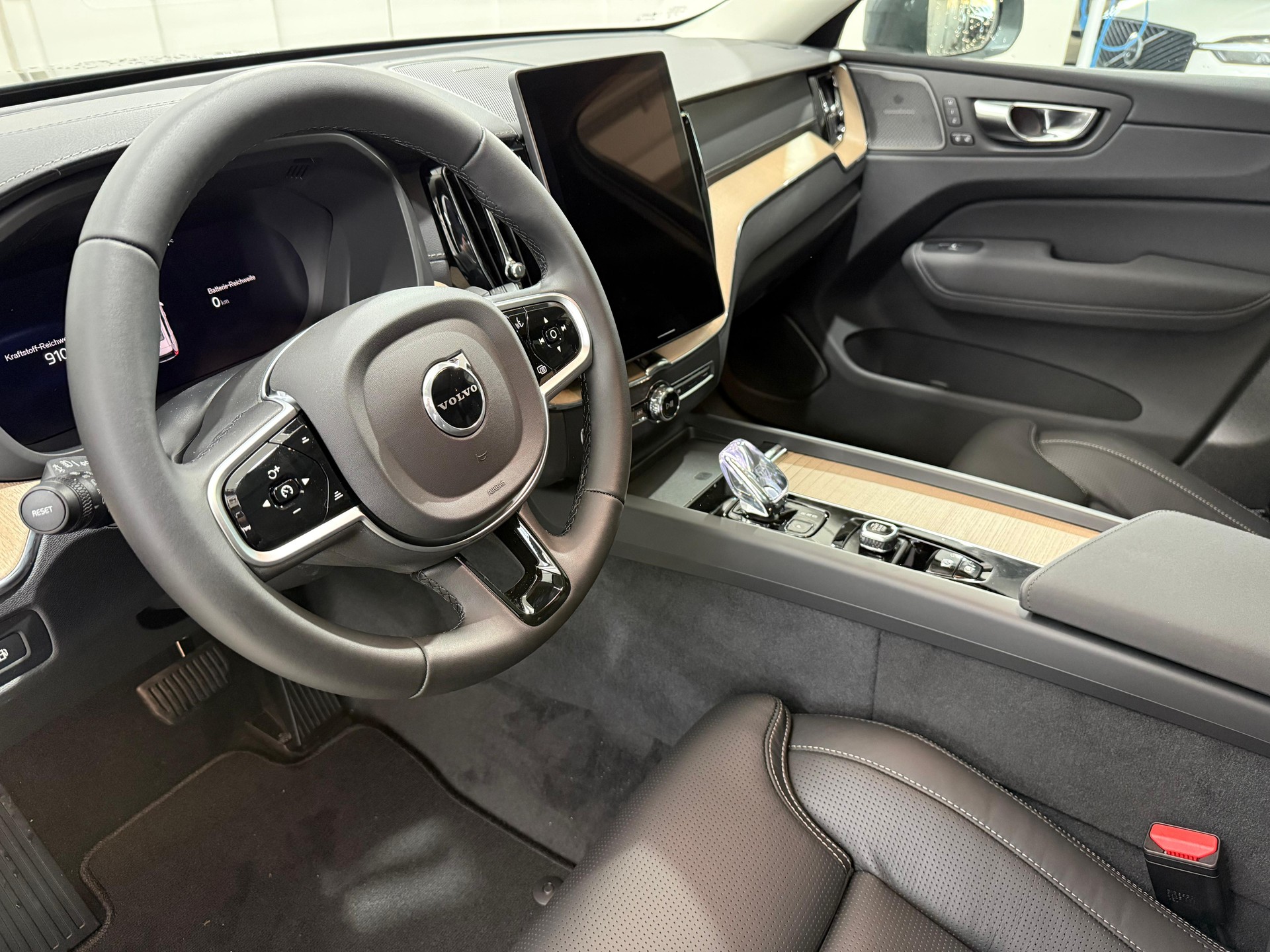 VOLVO XC60 2.0 T6 TE Ultra Bright eA-showroom-element-3