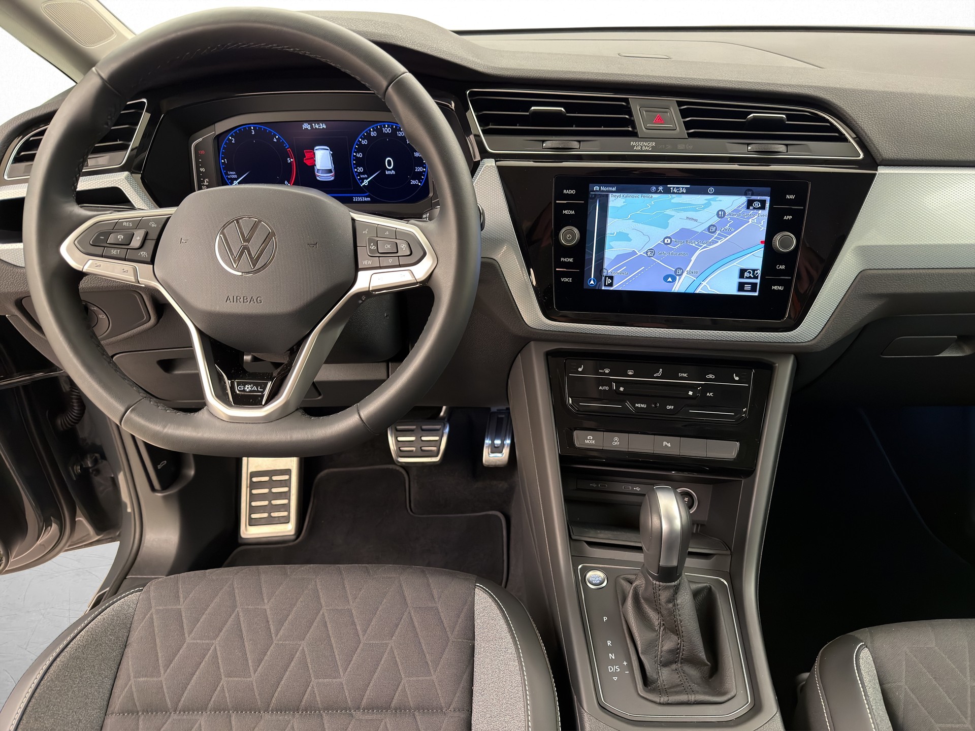 VW Touran 2.0 TDI Comfort DSG R-Line-image-6