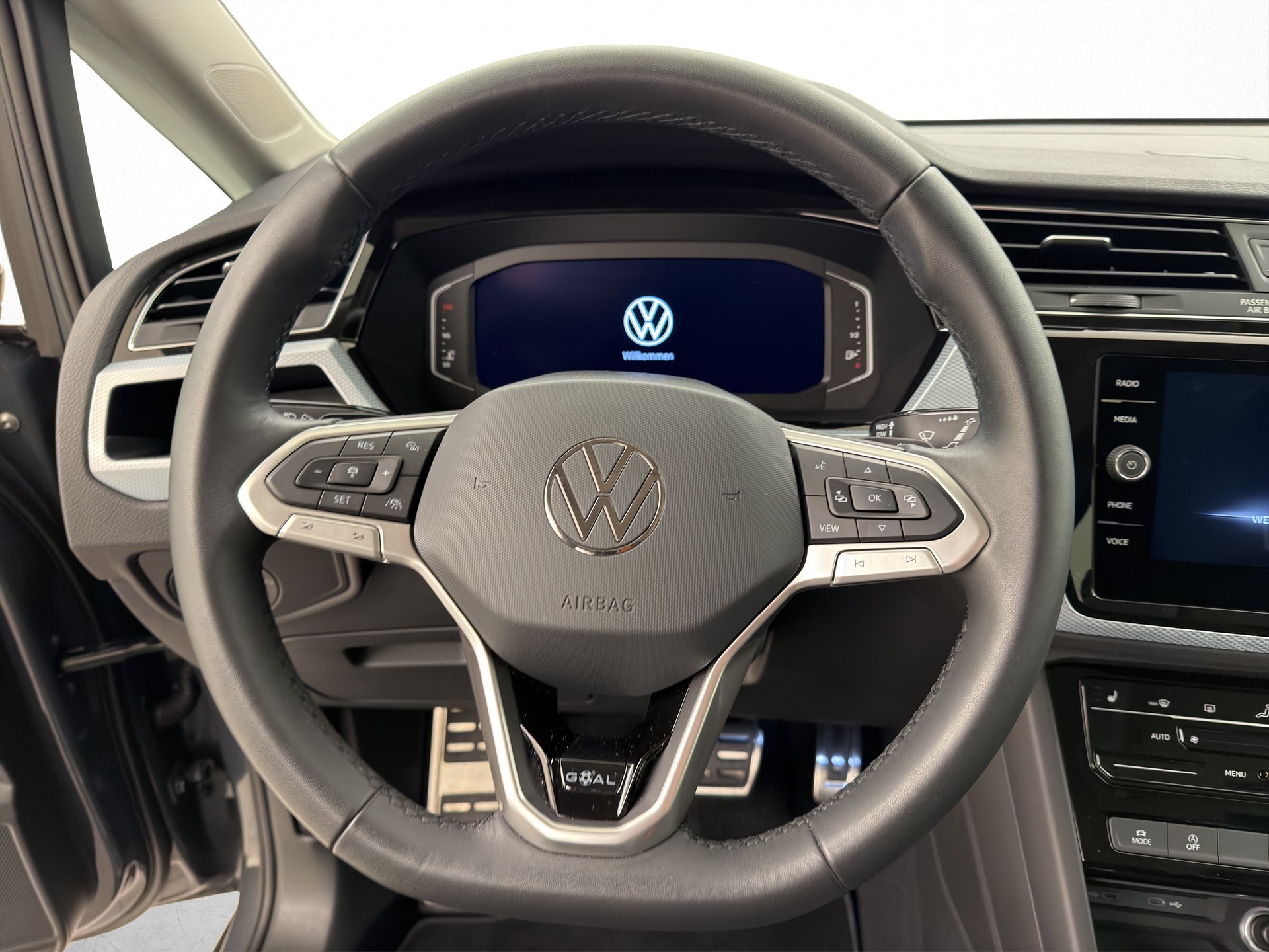 VW Touran 2.0 TDI Comfort DSG R-Line-image-5