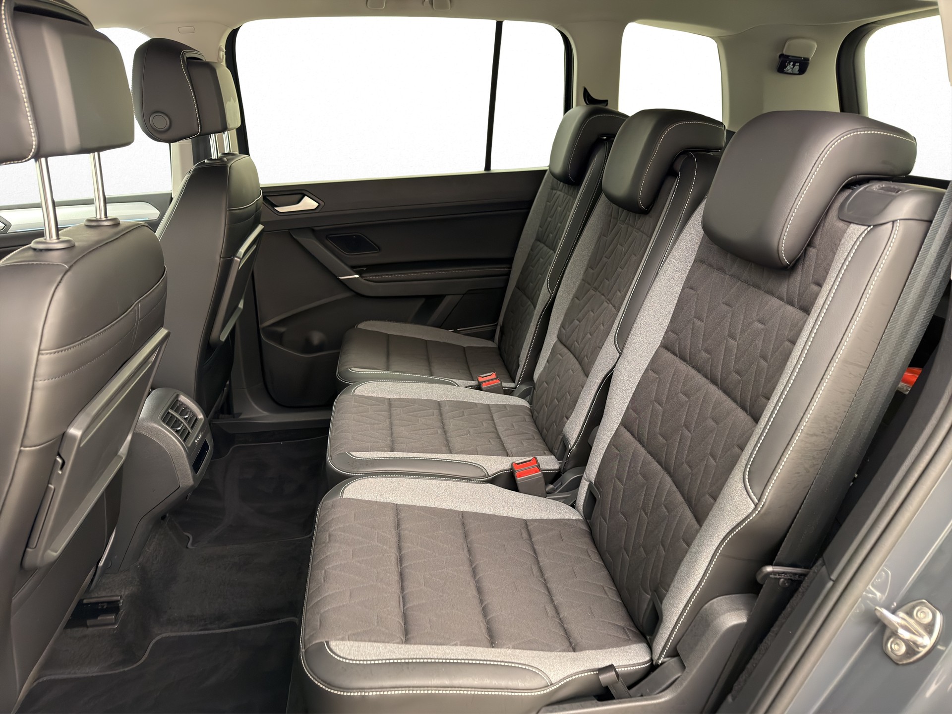 VW Touran 2.0 TDI Comfort DSG R-Line-image-8