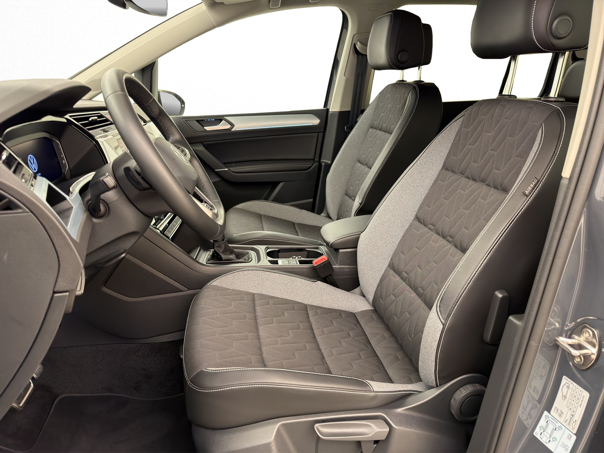 VW Touran 2.0 TDI Comfort DSG R-Line-image-4