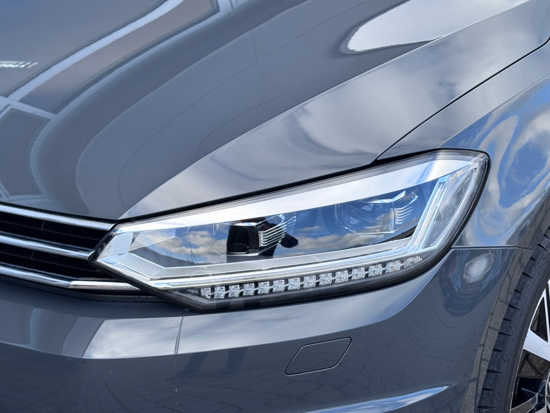 VW Touran 2.0 TDI BlueMotion Technology Comfortline DSG+7 Plätzer+LED Scheinwerfer+Navi+ACC+Panorama+Winterräder+-image-4