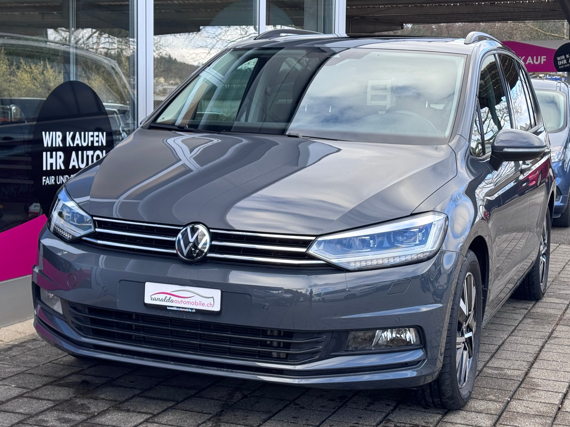 VW Touran 2.0 TDI BlueMotion Technology Comfortline DSG+7 Plätzer+LED Scheinwerfer+Navi+ACC+Panorama+Winterräder+-image-0