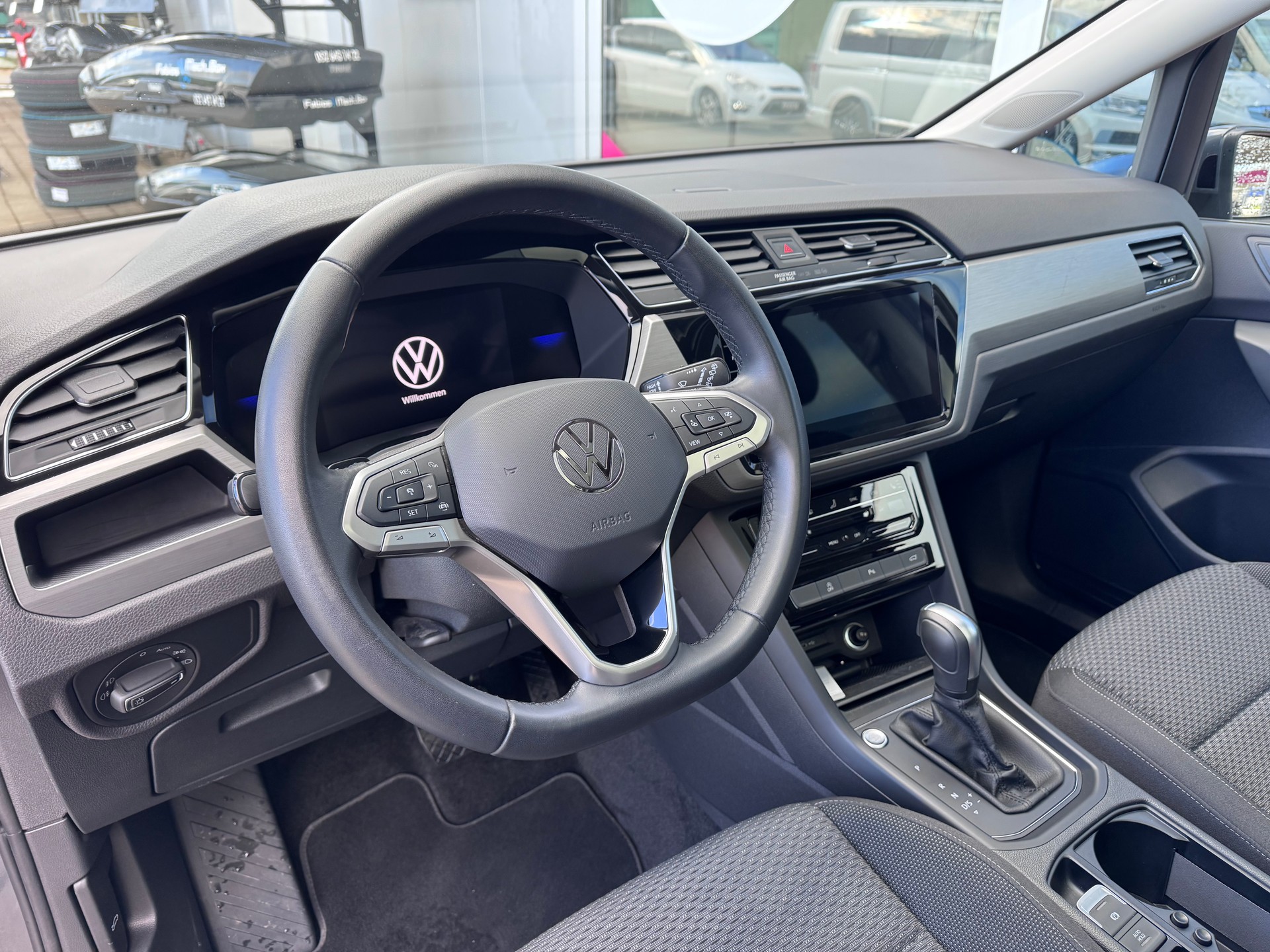 VW Touran 2.0 TDI BlueMotion Technology Comfortline DSG+7 Plätzer+LED Scheinwerfer+Navi+ACC+Panorama+Winterräder+-image-16