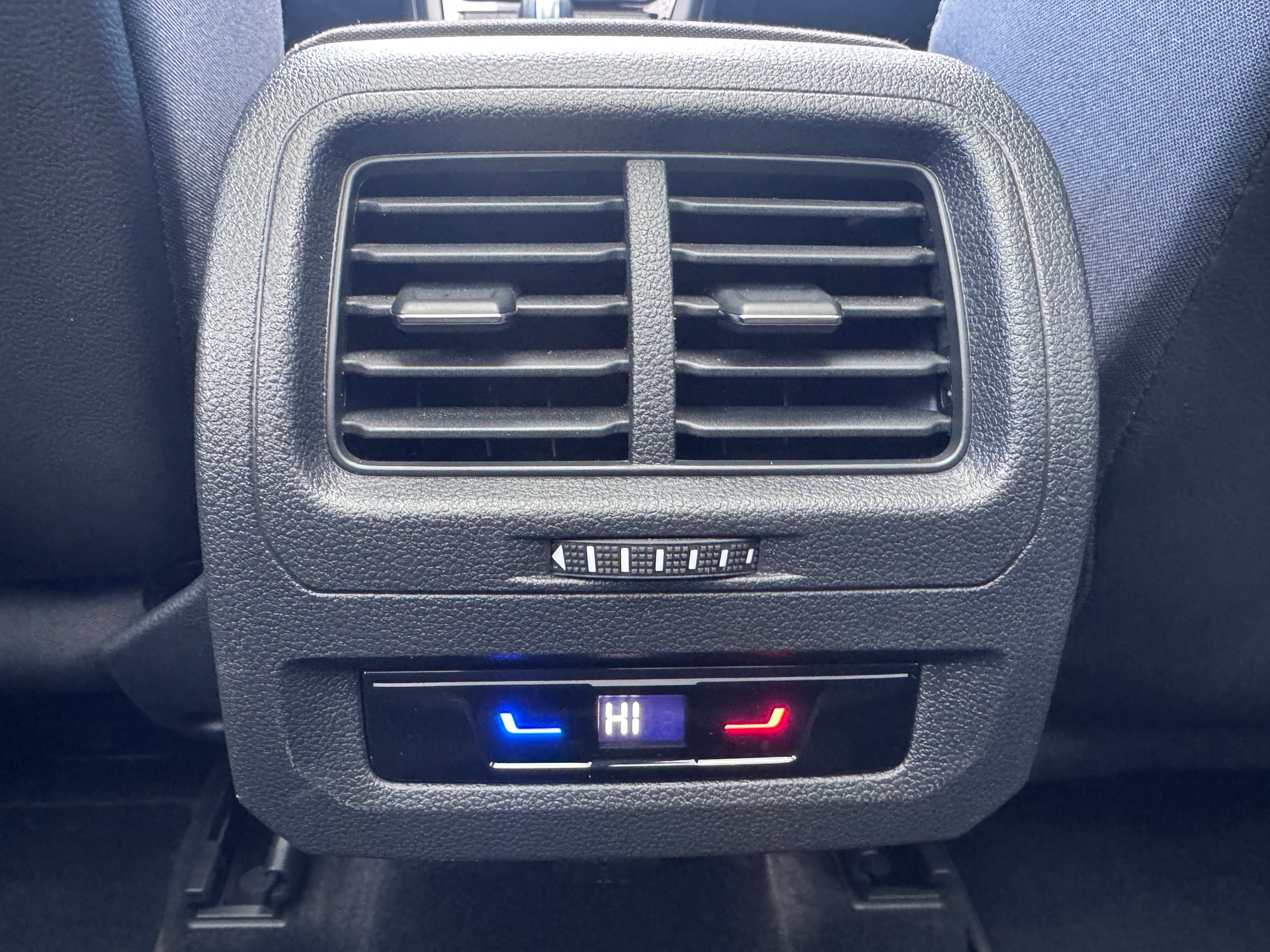 VW Touran 2.0 TDI BlueMotion Technology Comfortline DSG+7 Plätzer+LED Scheinwerfer+Navi+ACC+Panorama+Winterräder+-image-17