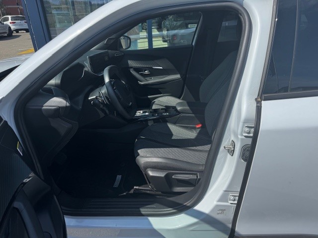 PEUGEOT 2008 1.2 PureTech Allure Premium-image-4