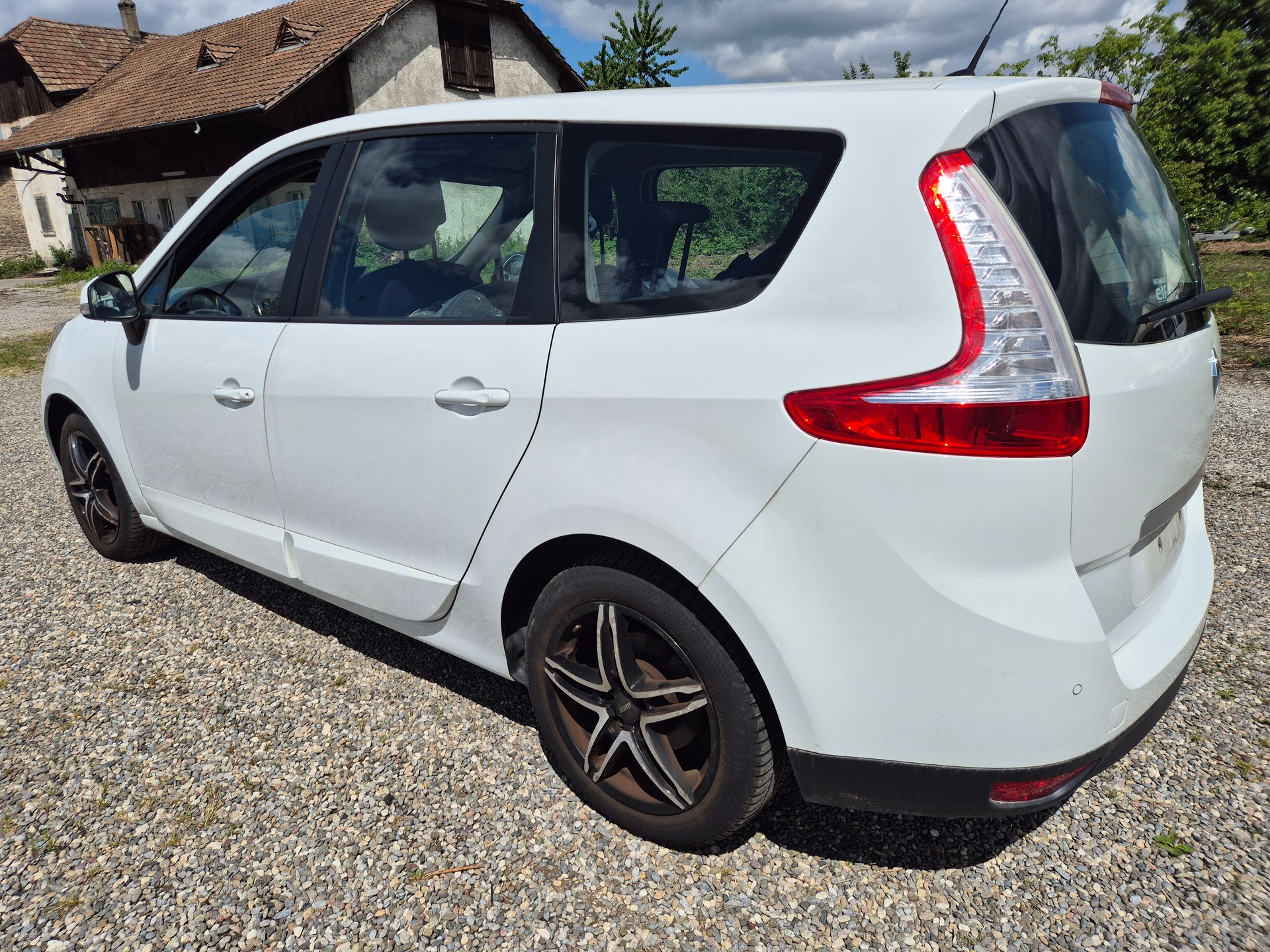 RENAULT Grand Scénic 1.5 dCi Bose EDC-image-2