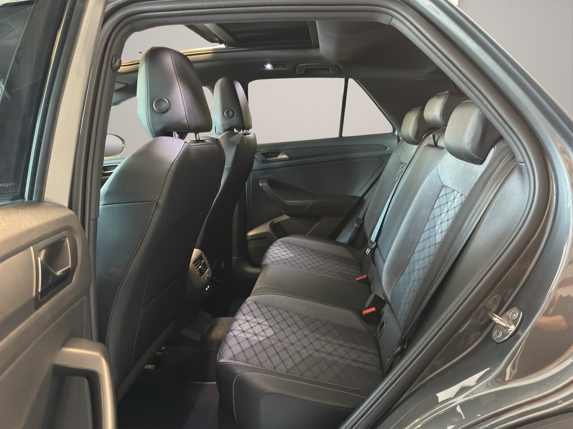 VW T-Roc 2.0 TSI R-Line DSG 4Motion-image-10