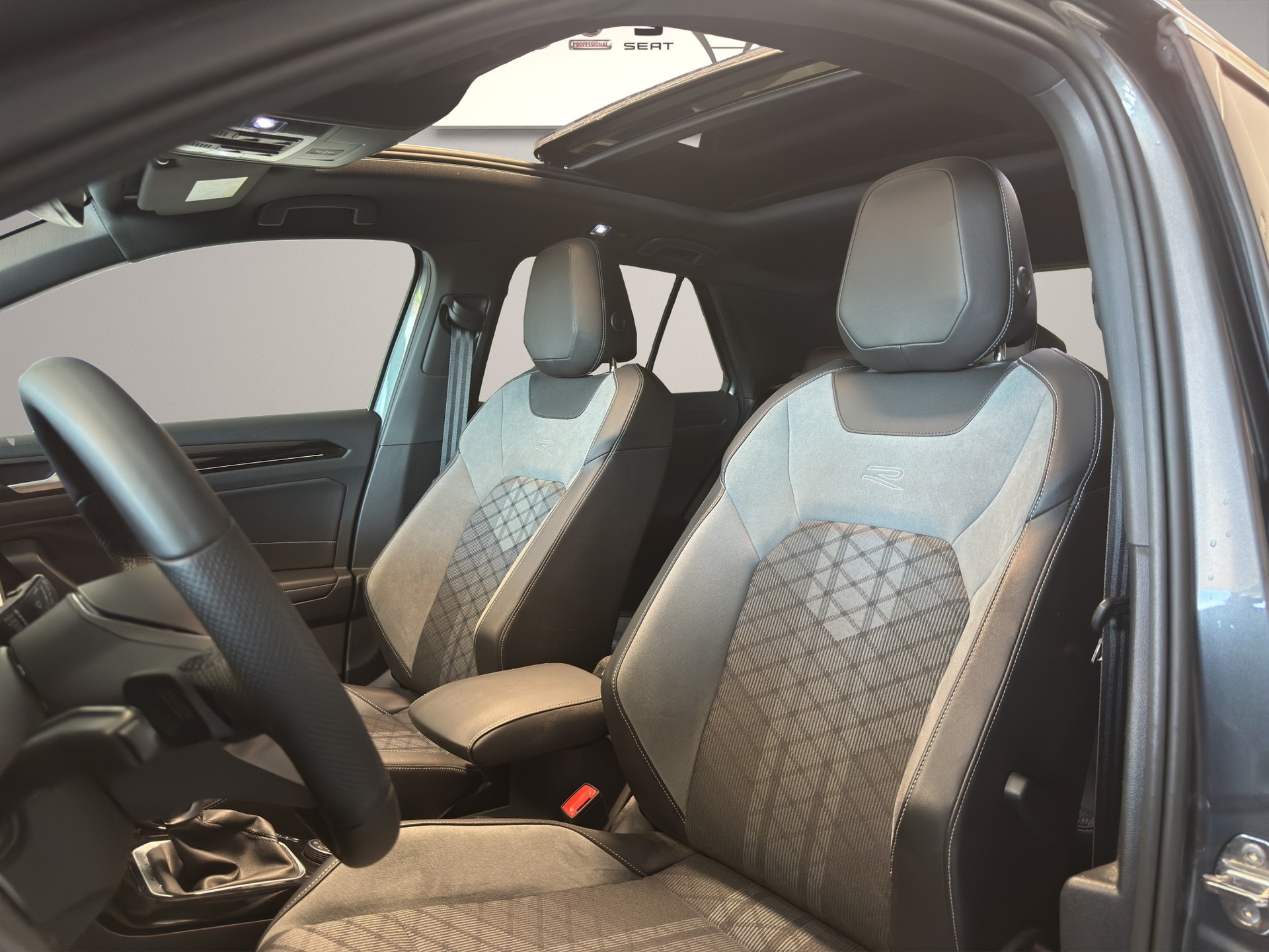 VW T-Roc 2.0 TSI R-Line DSG 4Motion-image-7