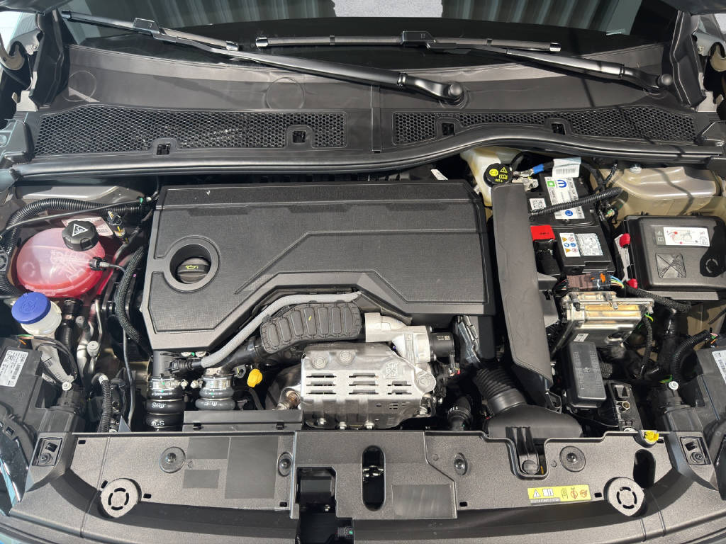 PEUGEOT 208 1.2 Hybrid Allure-image-8