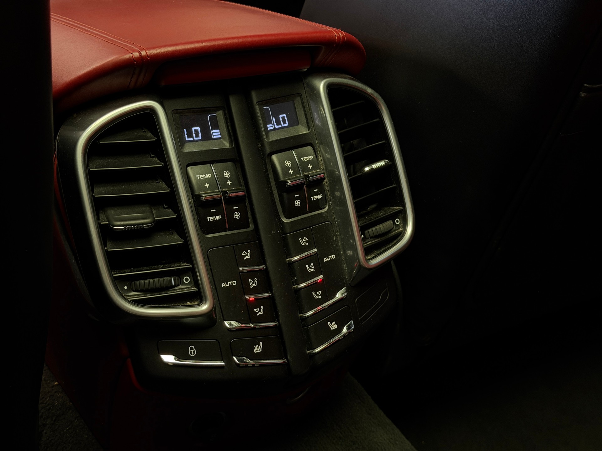 PORSCHE Cayenne Turbo-image-11