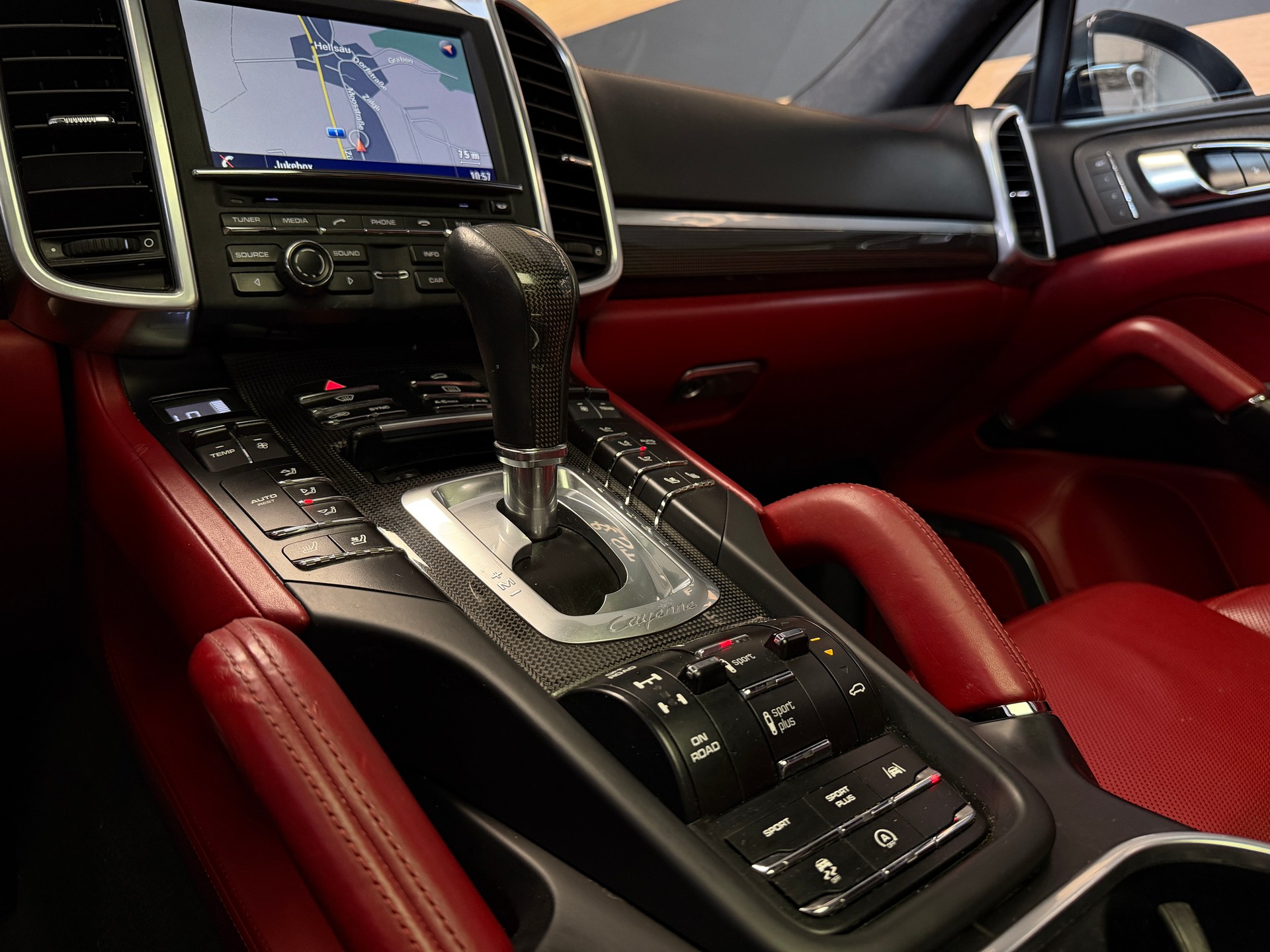 PORSCHE Cayenne Turbo-image-16