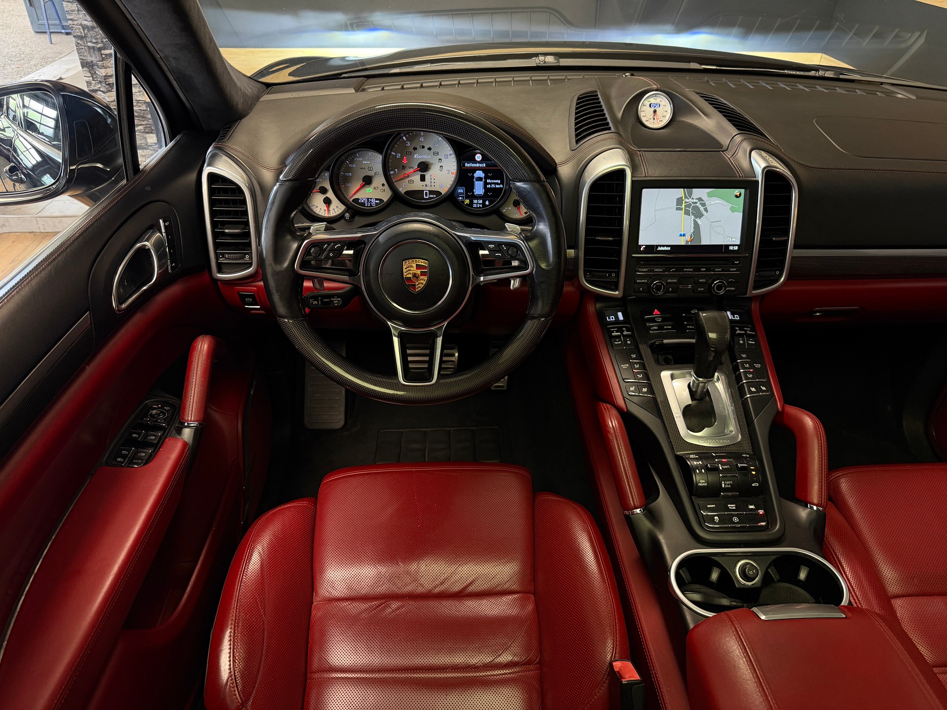 PORSCHE Cayenne Turbo-image-9