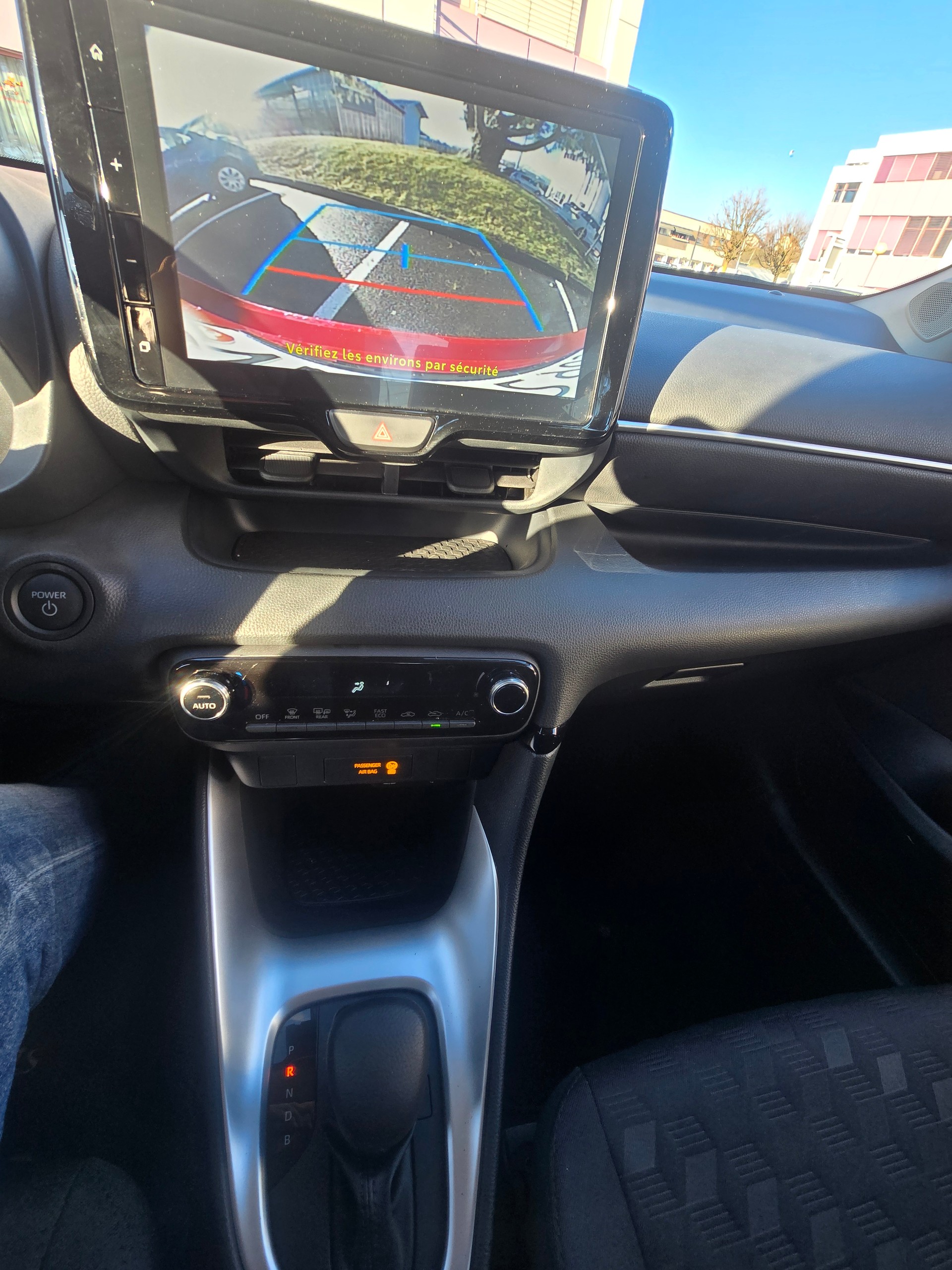 TOYOTA Yaris 1.5 Premium e-CVT-image-8