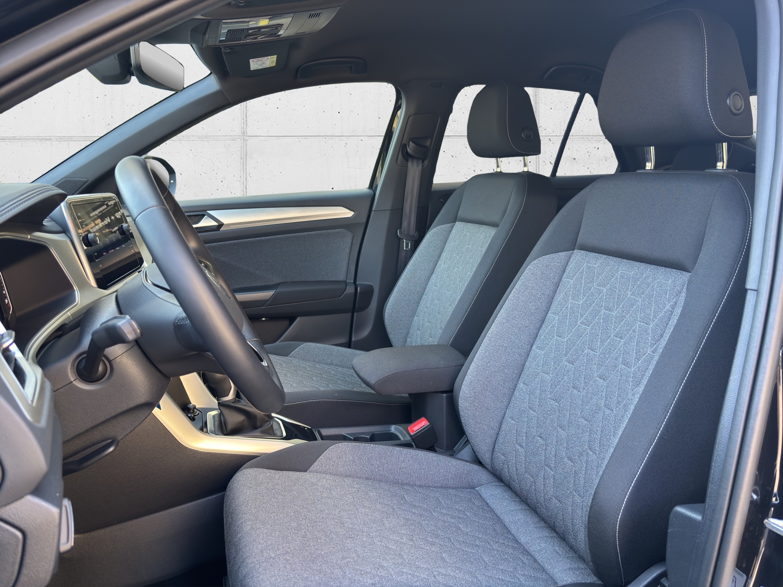 VW New T-Roc 1.5 TSI EVO Life DSG mit AHK & Rückfahrkamera-image-24