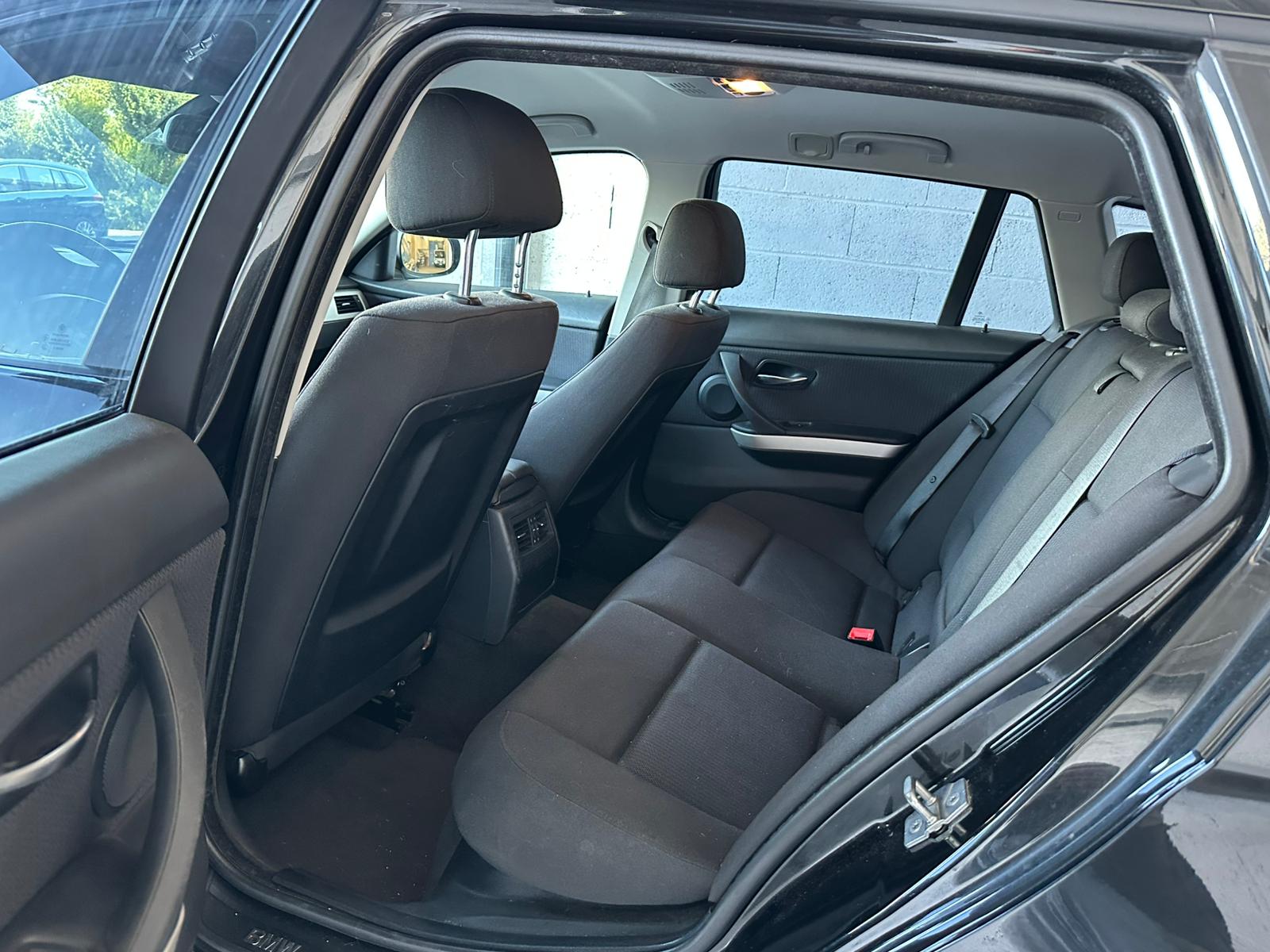 BMW 318i Touring-image-5