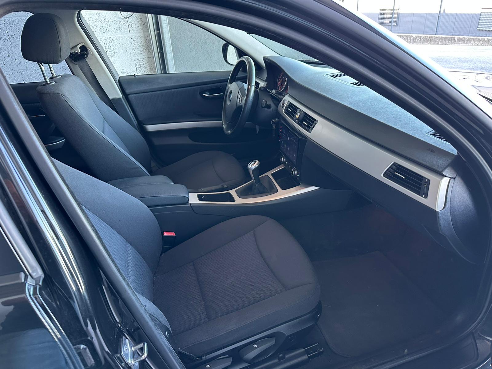 BMW 318i Touring-image-6