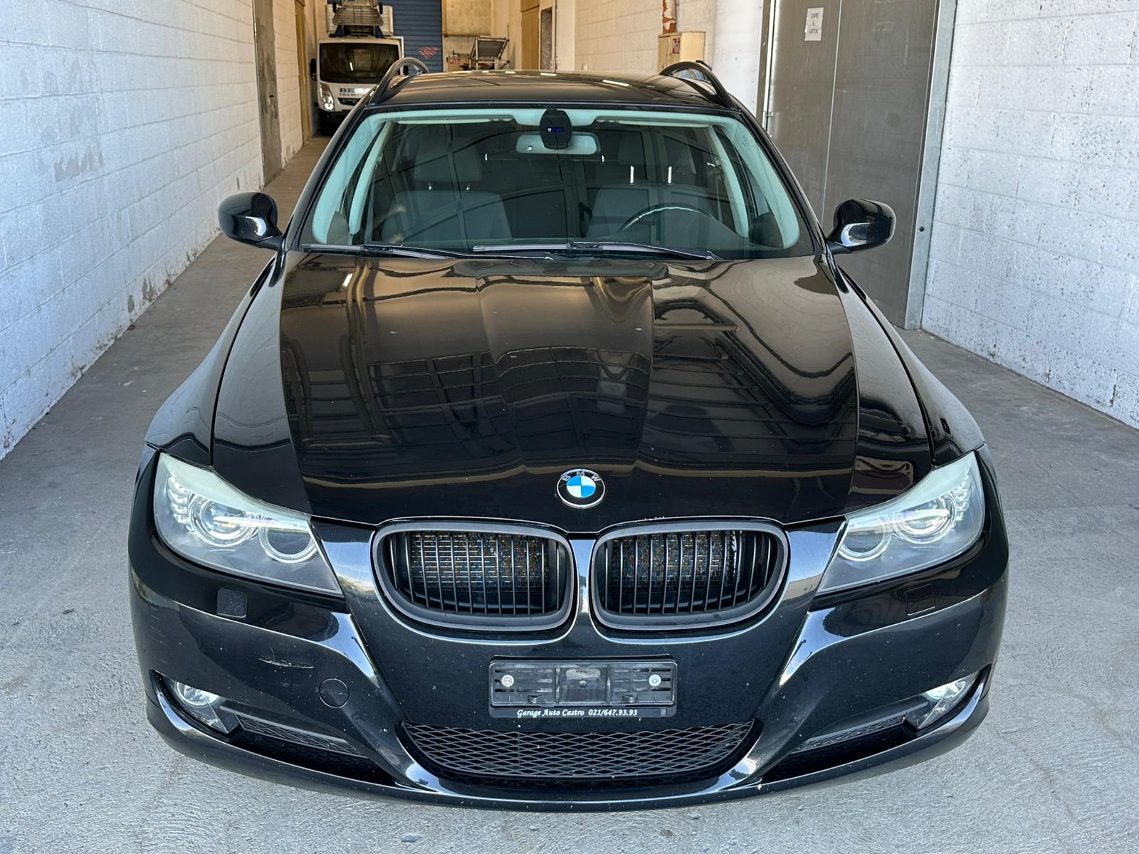 BMW 318i Touring-image-2