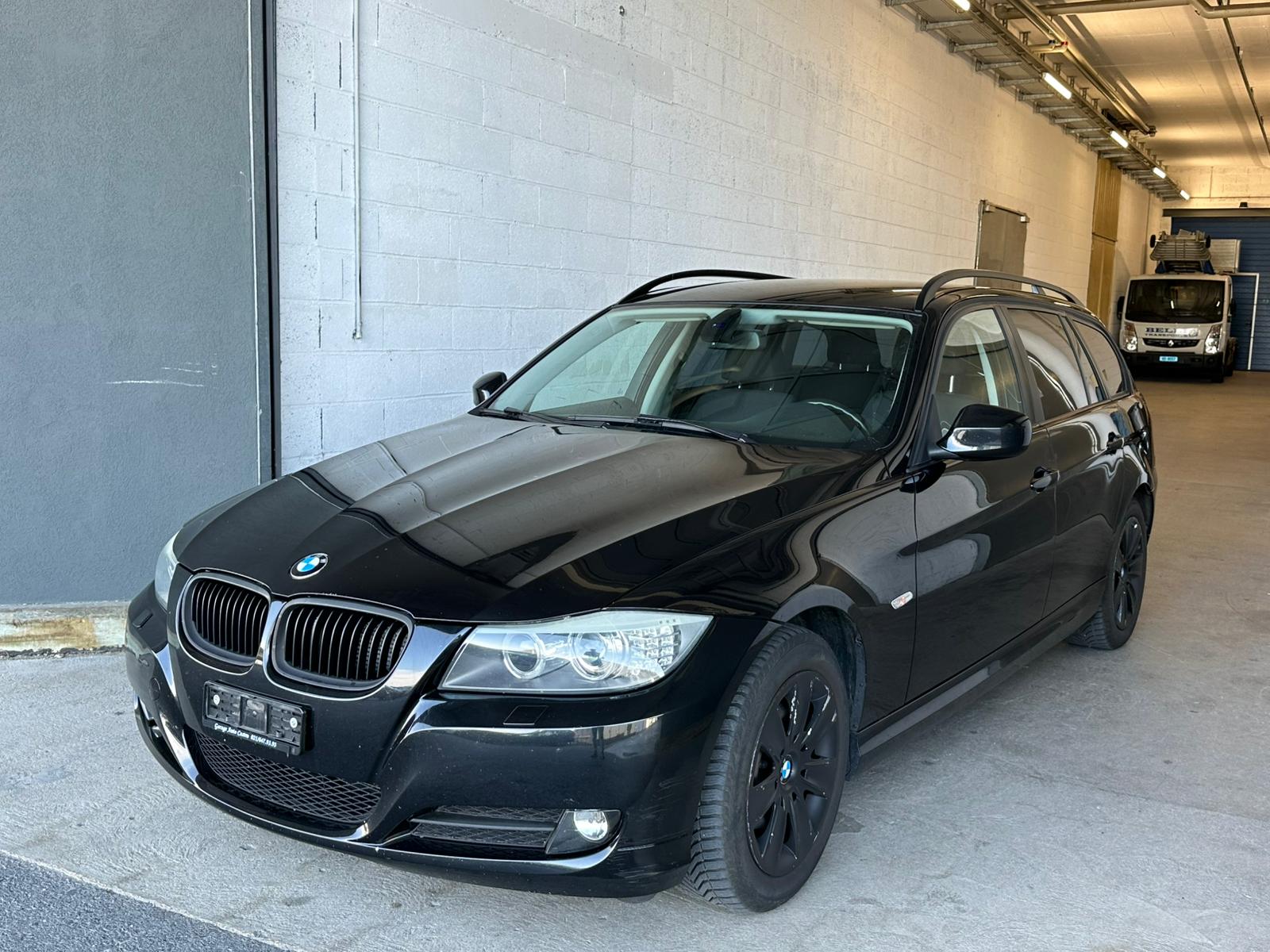 BMW 318i Touring-image-0