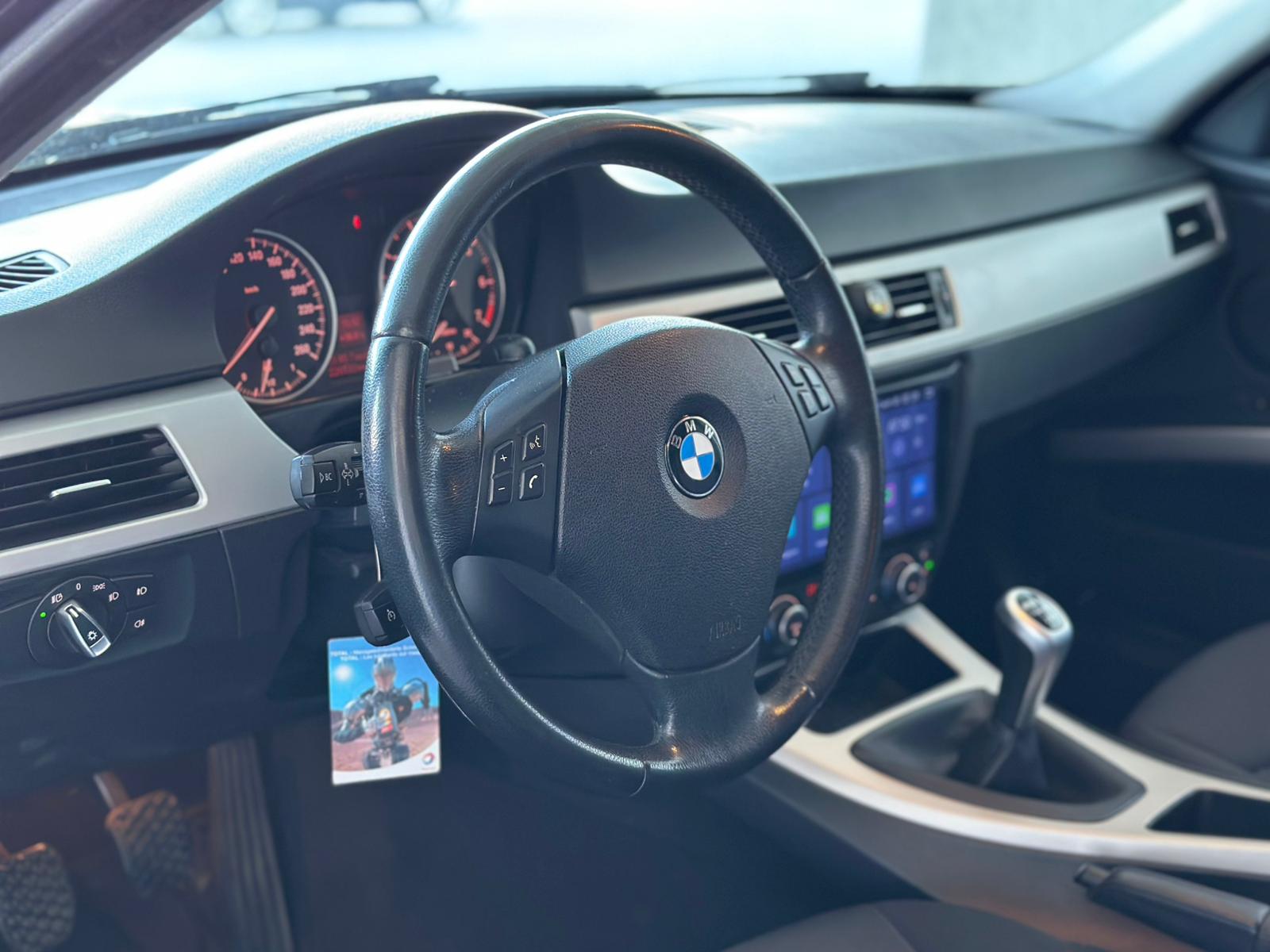 BMW 318i Touring-image-9