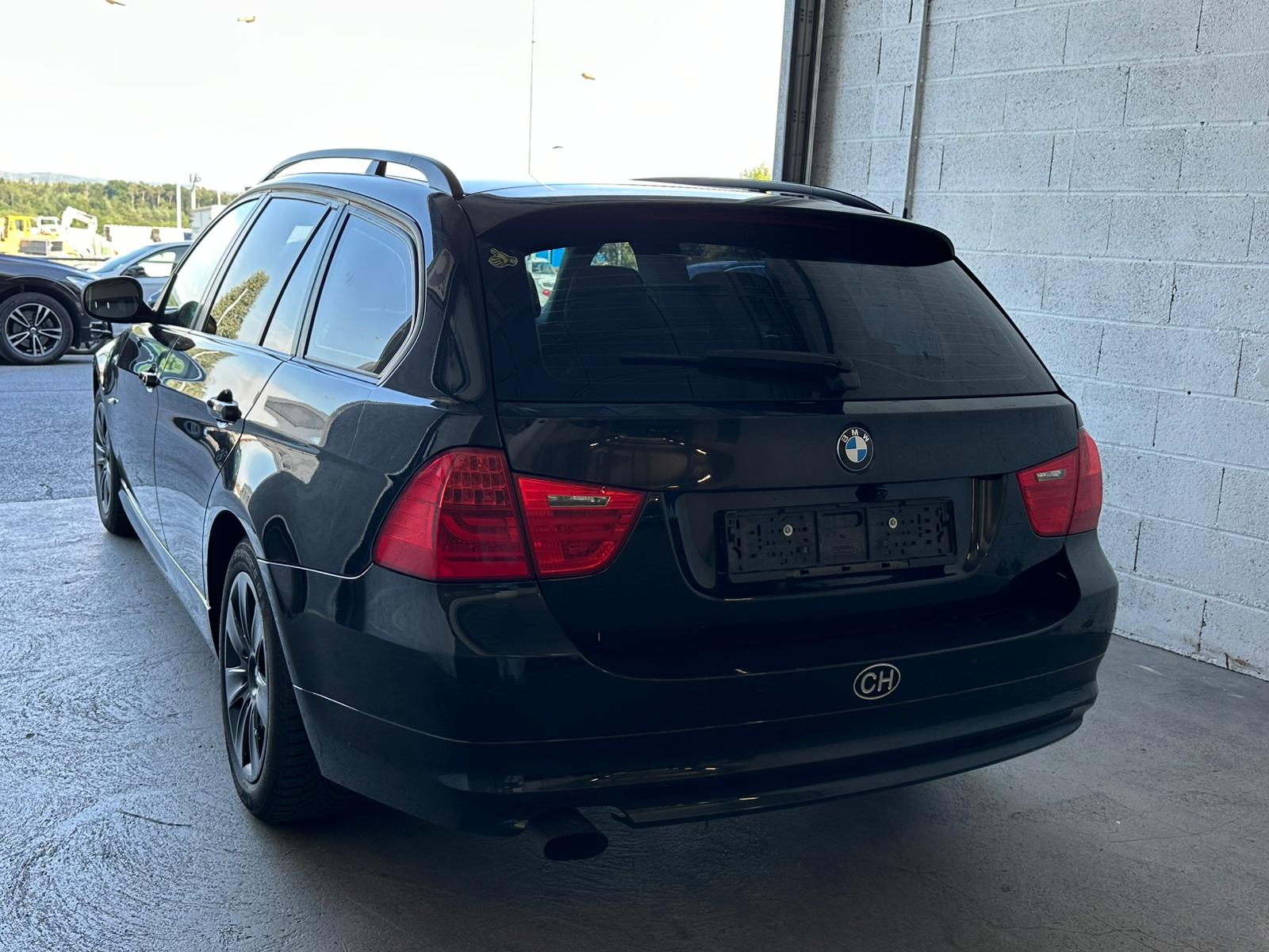 BMW 318i Touring-image-4