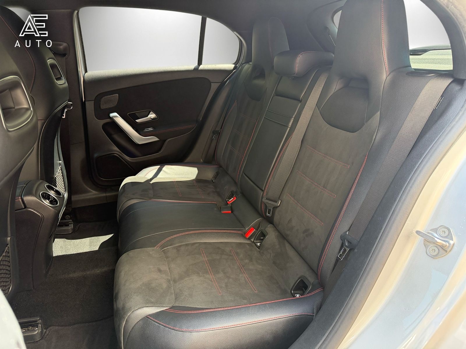 MERCEDES-BENZ A 180 d AMG Line-image-11
