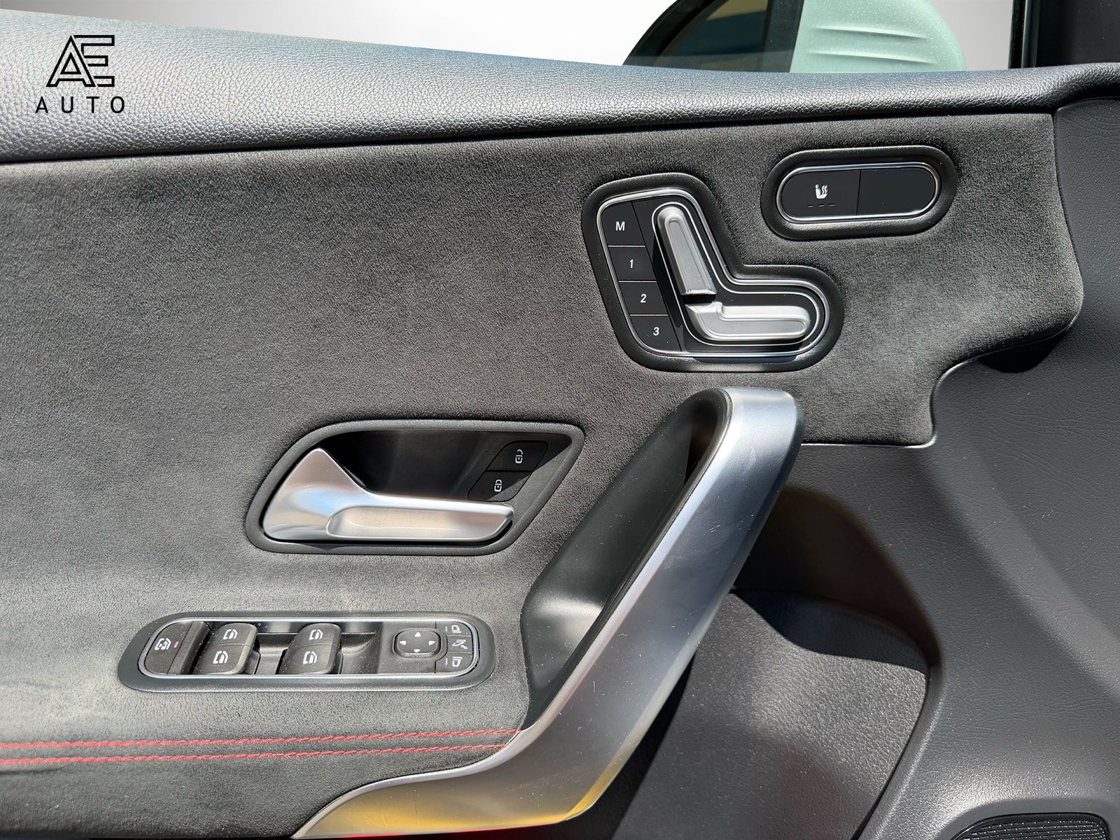 MERCEDES-BENZ A 180 d AMG Line-image-12
