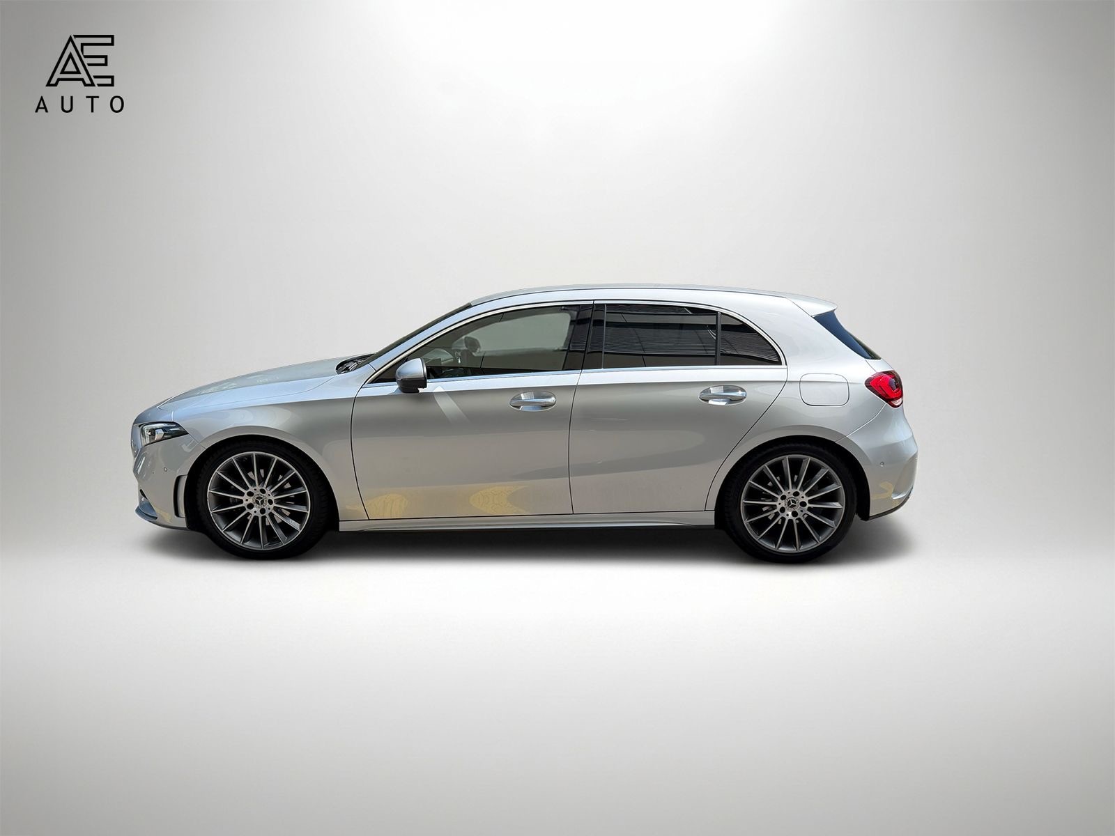 MERCEDES-BENZ A 180 d AMG Line-image-4