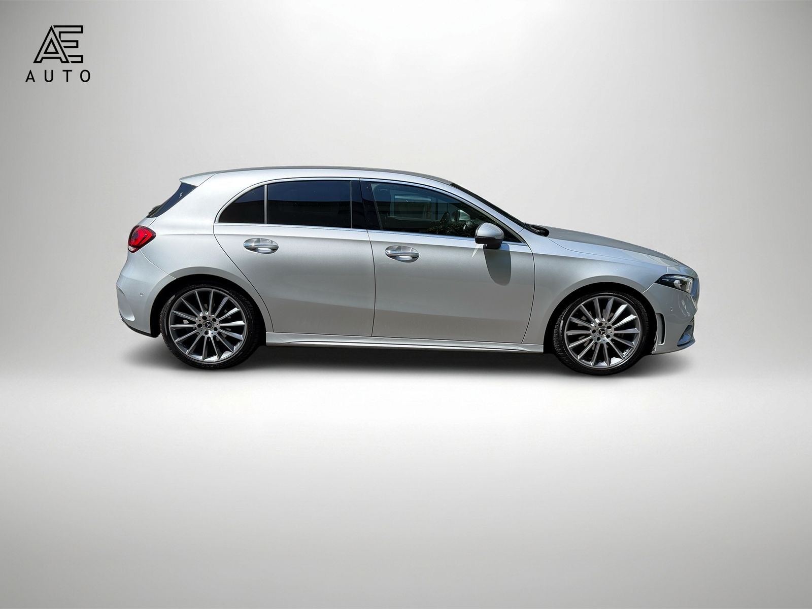 MERCEDES-BENZ A 180 d AMG Line-image-7