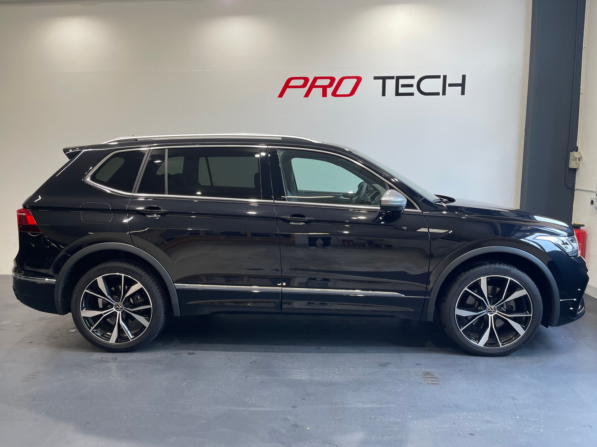 VW Tiguan Allspace 2.0TSI R-Line 4Motion DSG *7 PLATZ*-image-1