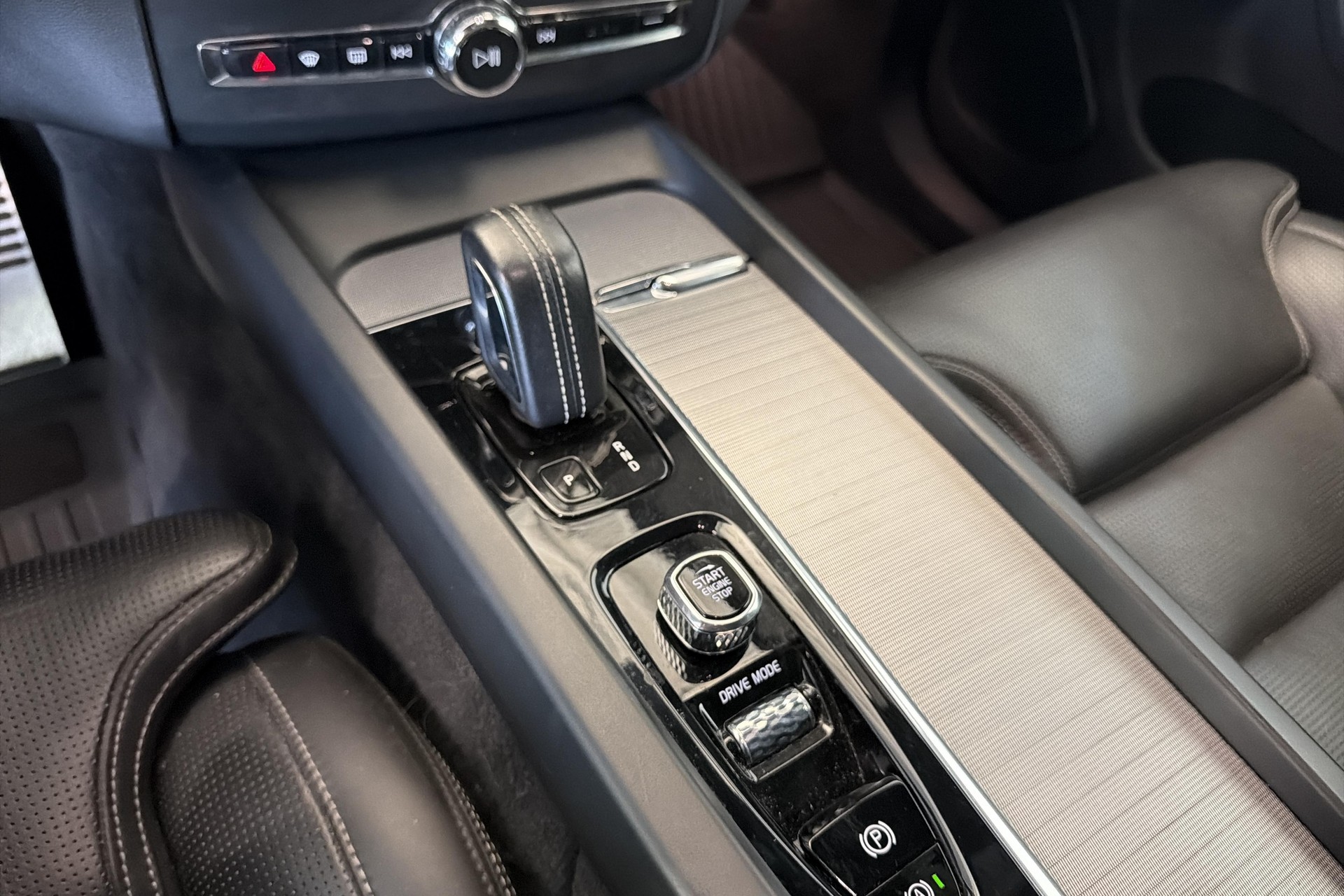 VOLVO XC60 T8 eAWD R-Design Geartronic-image-14