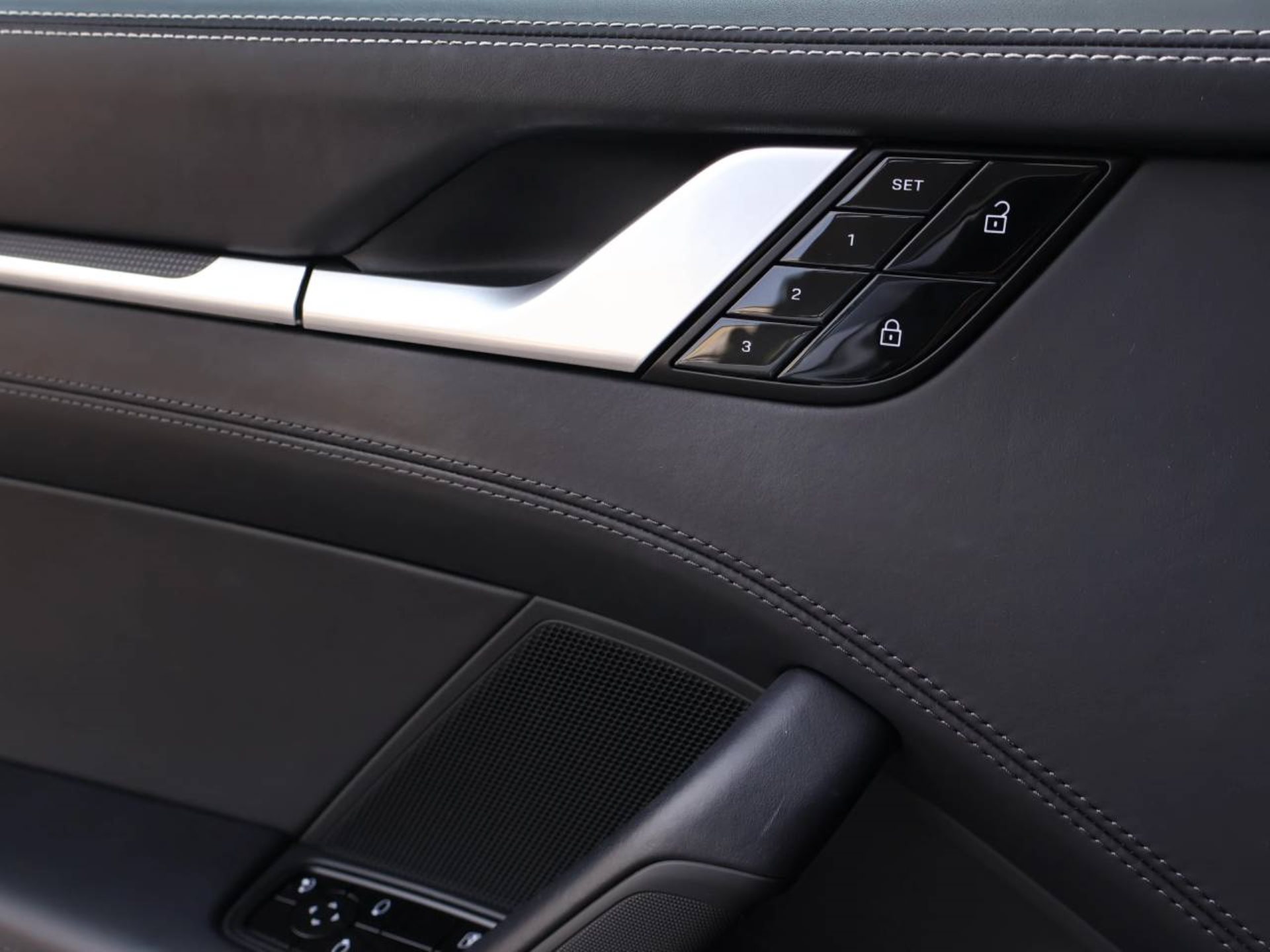 PORSCHE 911 Carrera 4S-image-18