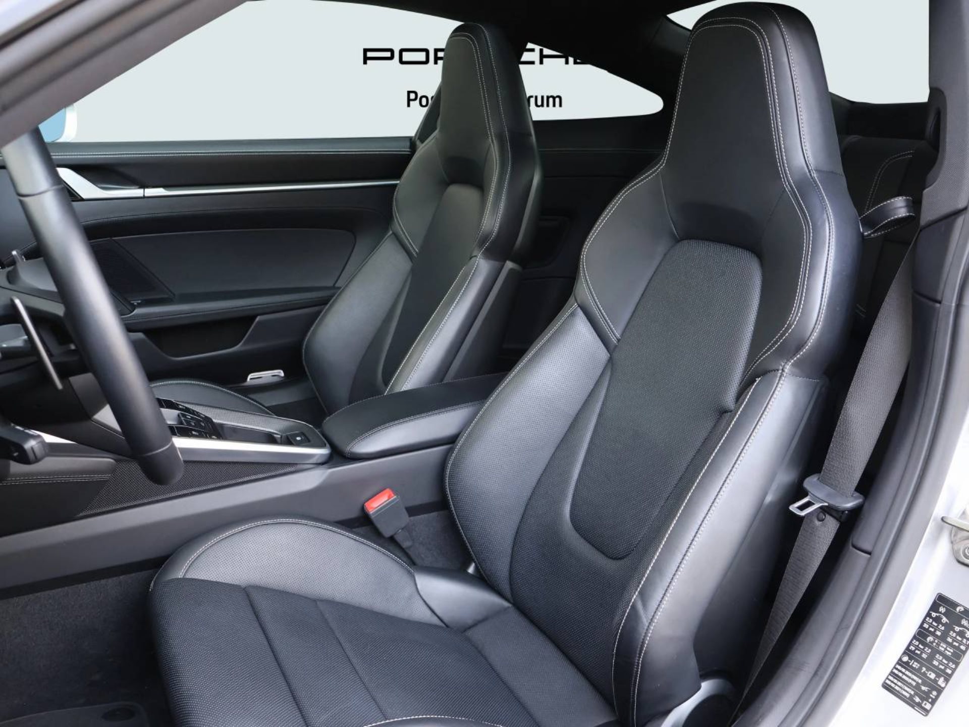 PORSCHE 911 Carrera 4S-image-4