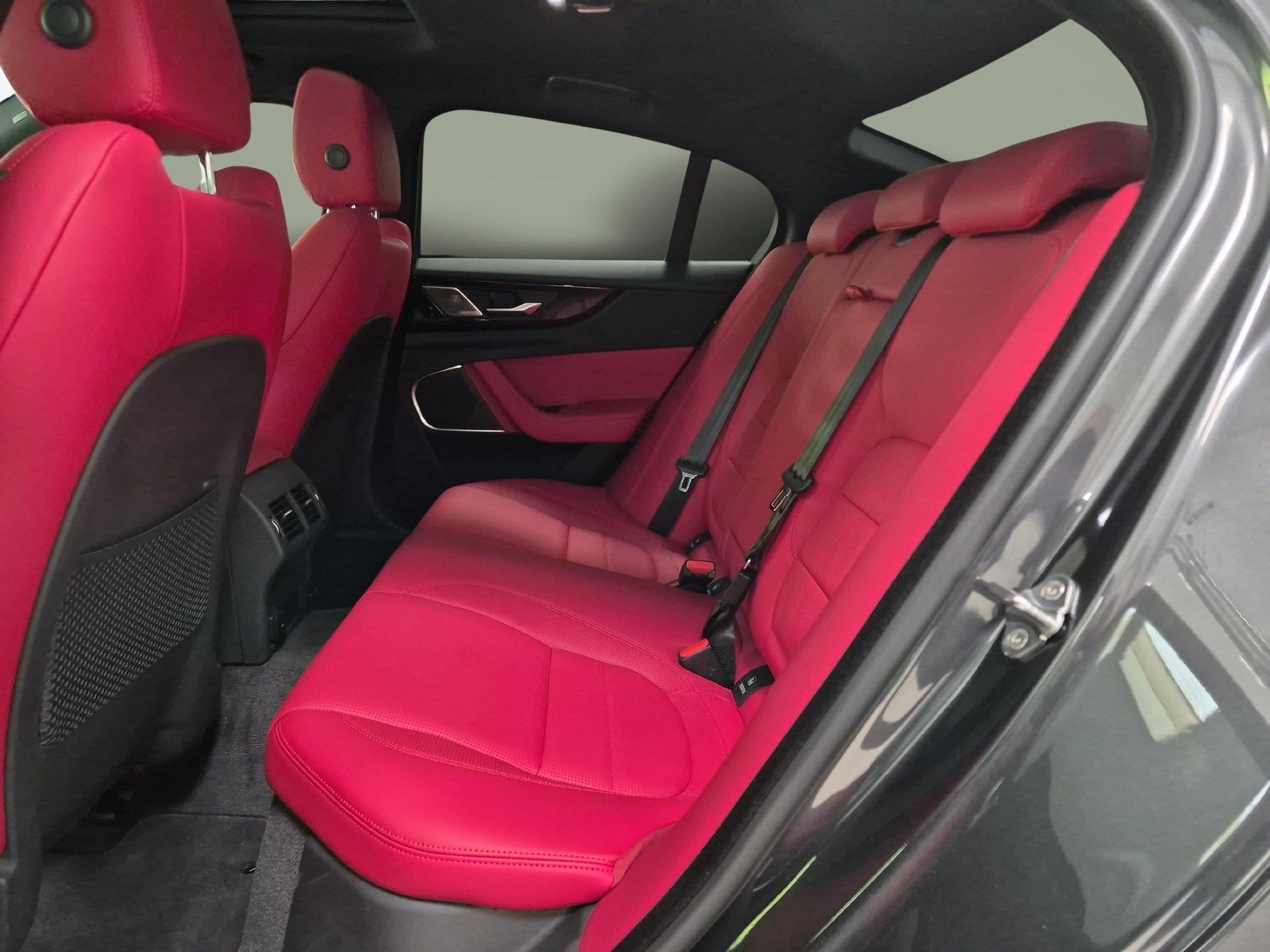 JAGUAR XE 2.0 T 300 Sport AWD - Gancio traino elettrico & Ruote invernali inclusi-image-10
