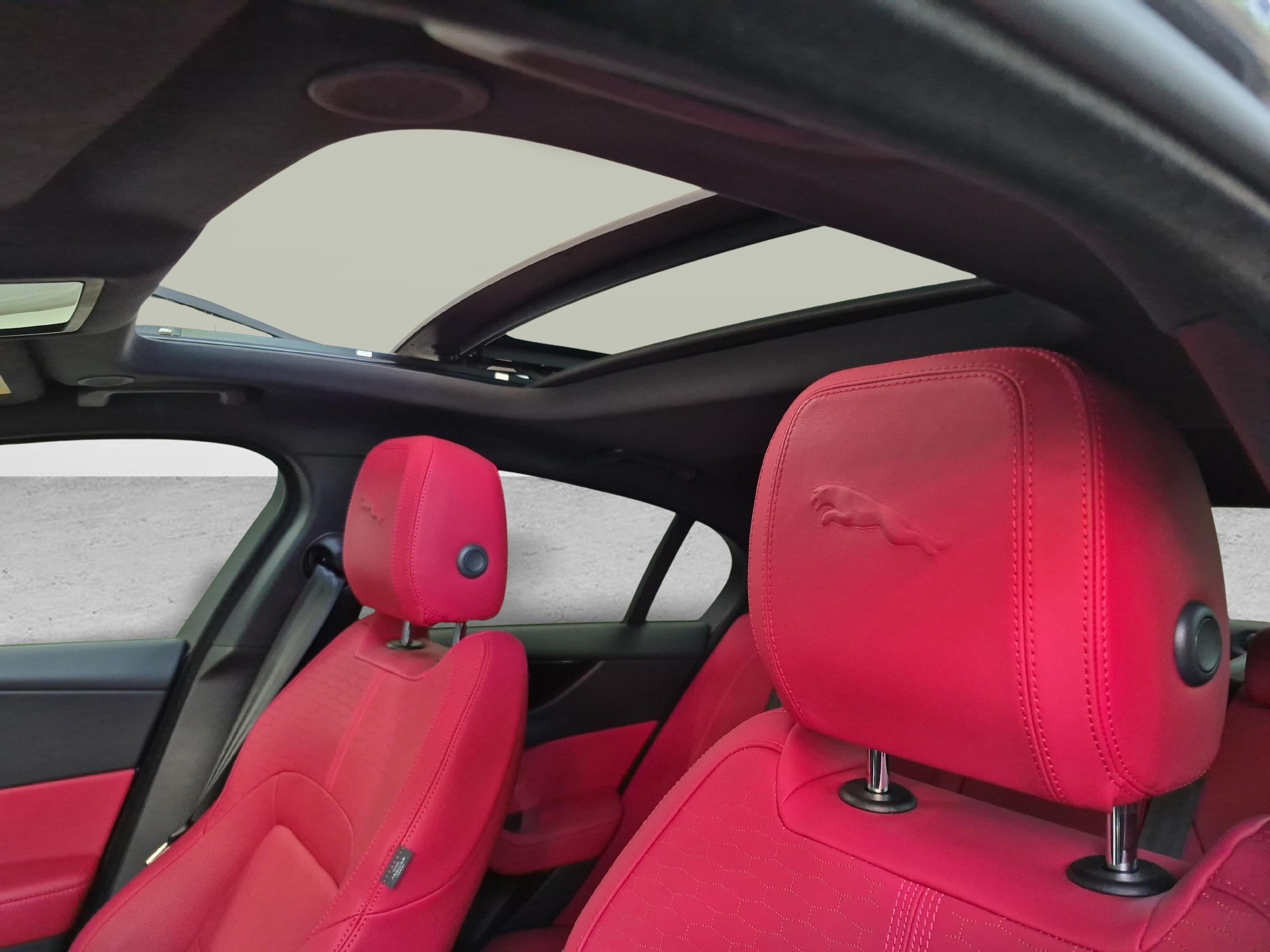 JAGUAR XE 2.0 T 300 Sport AWD - Gancio traino elettrico & Ruote invernali inclusi-image-17