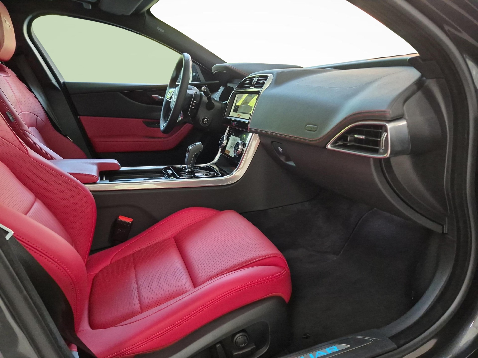 JAGUAR XE 2.0 T 300 Sport AWD - Gancio traino elettrico & Ruote invernali inclusi-image-9