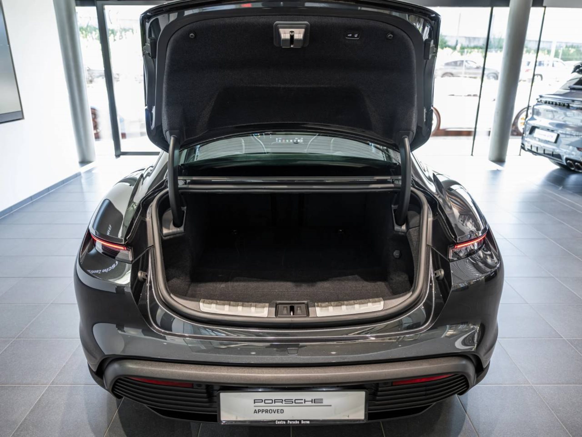 PORSCHE Taycan 4S-image-6