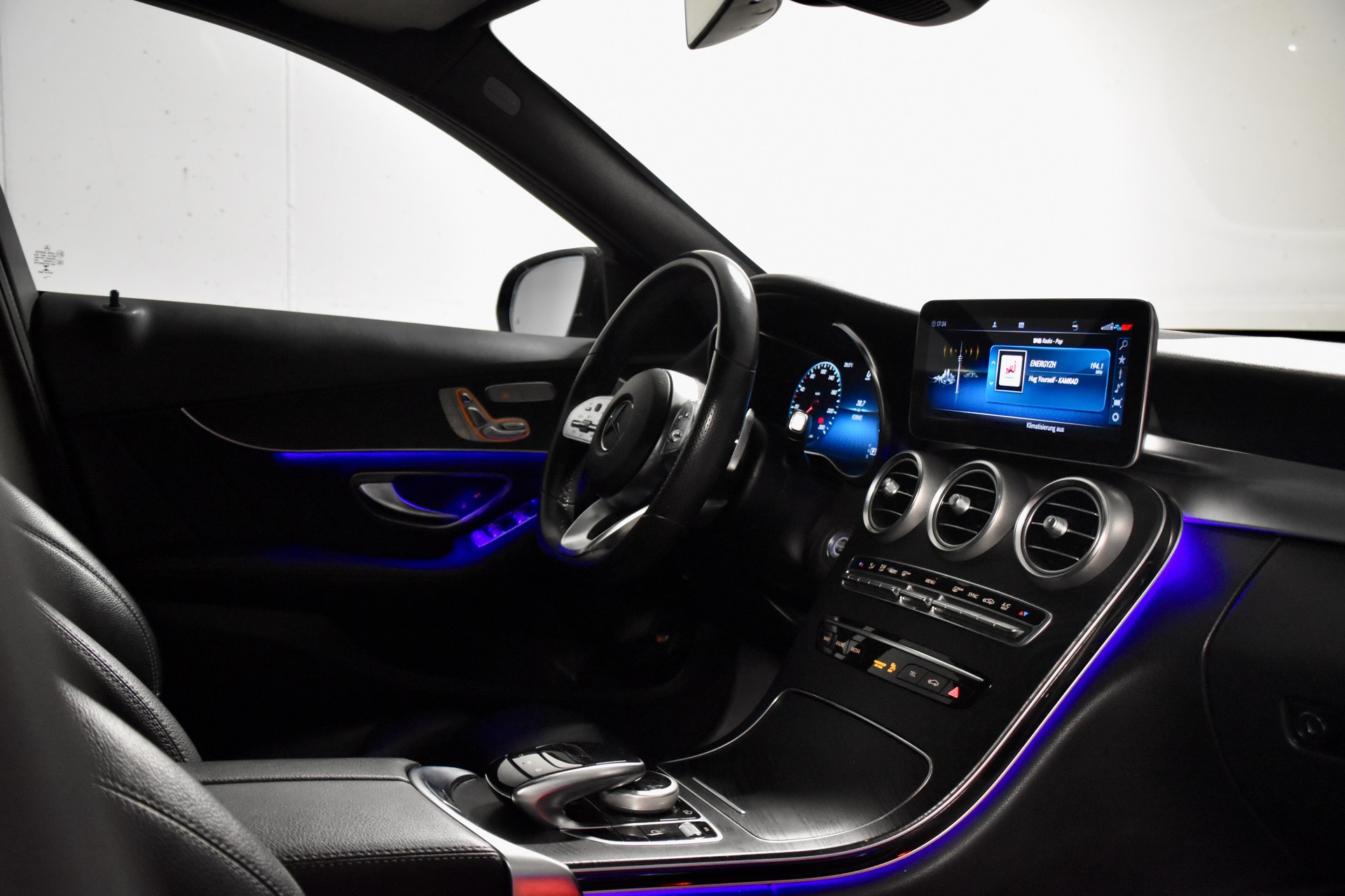 MERCEDES-BENZ C 200 Swiss Star AMG Line 4m-image-4