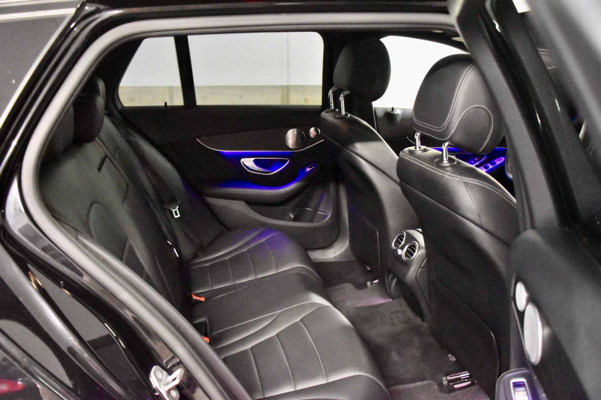 MERCEDES-BENZ C 200 Swiss Star AMG Line 4m-image-5