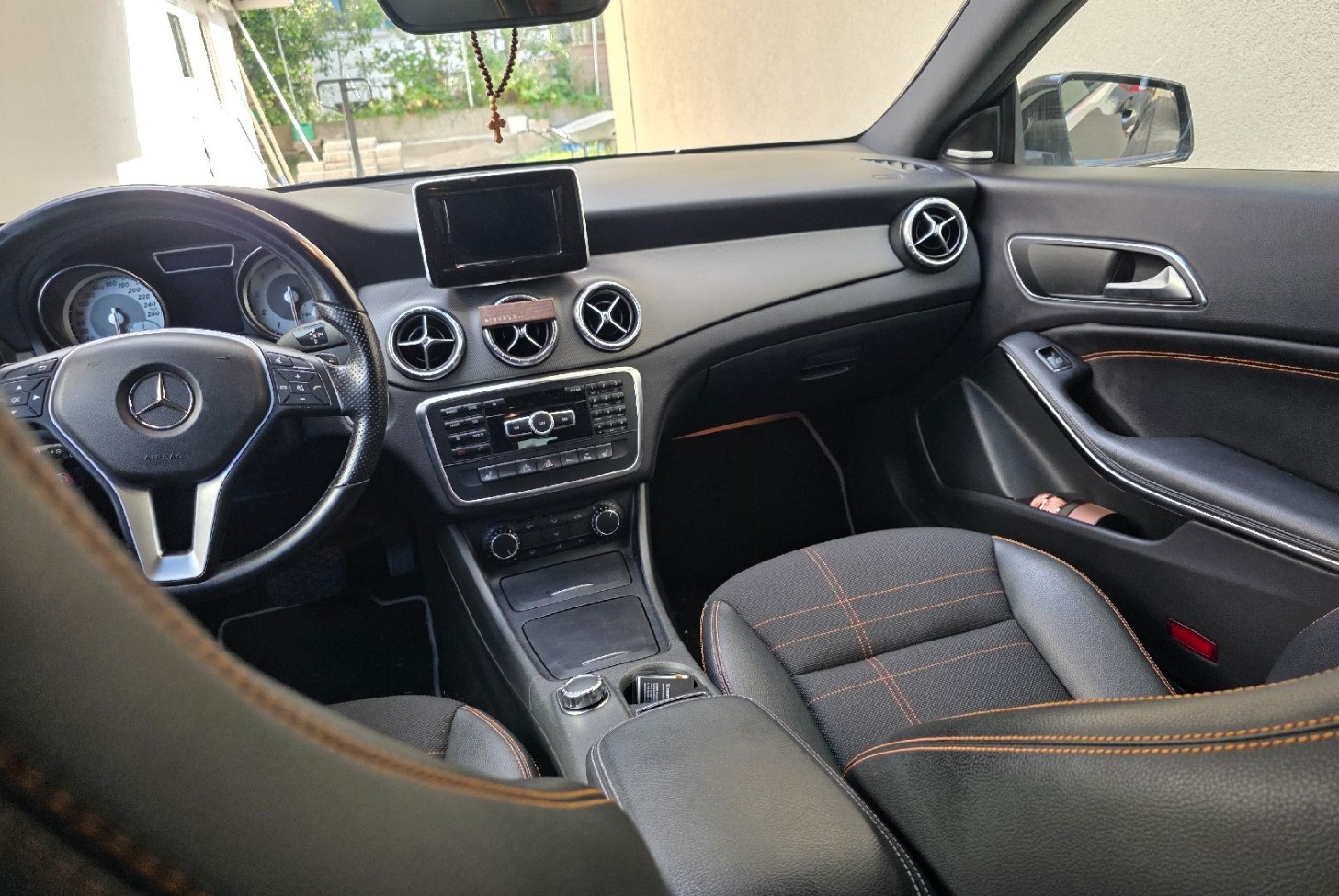 MERCEDES-BENZ CLA 200-image-4