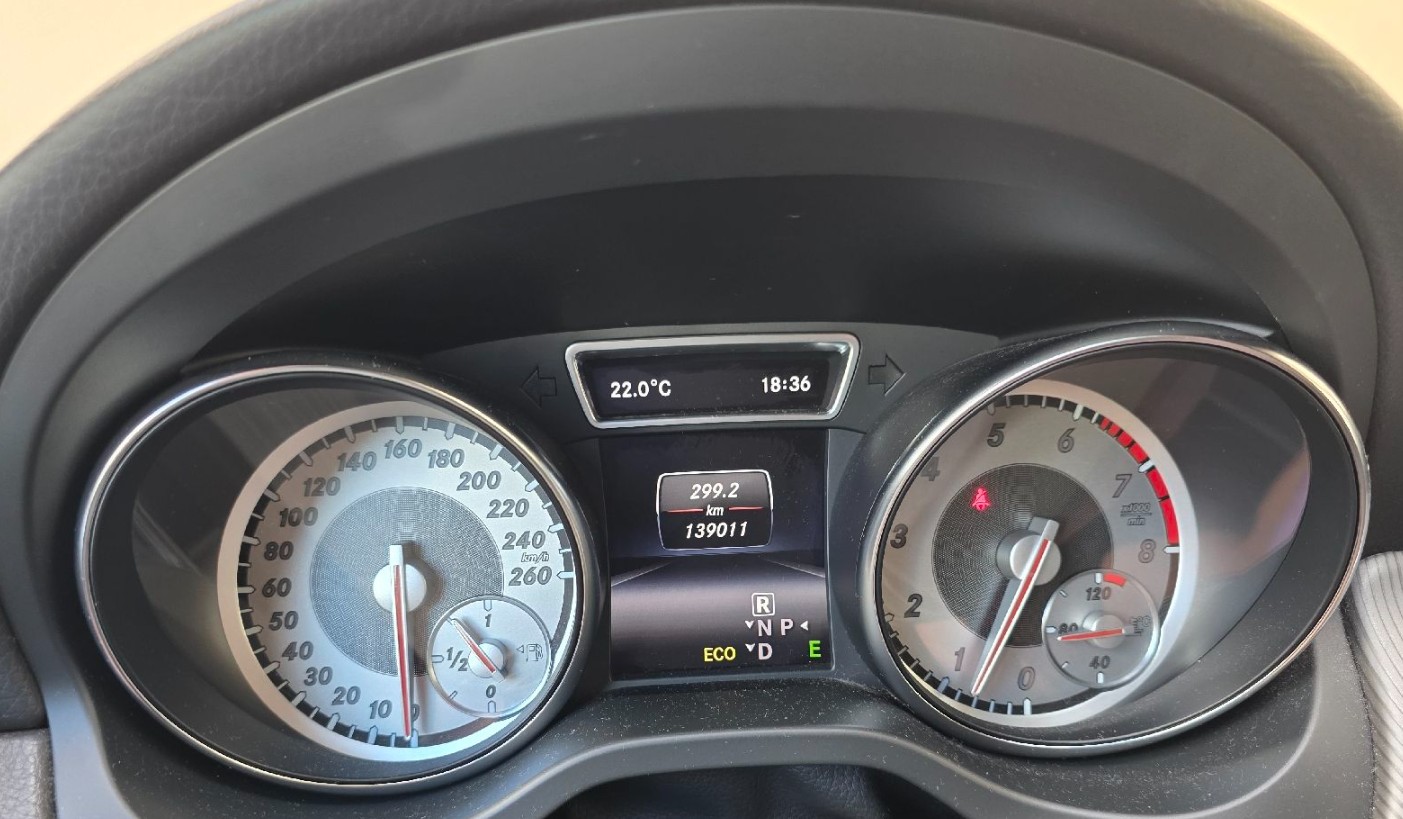 MERCEDES-BENZ CLA 200-image-2